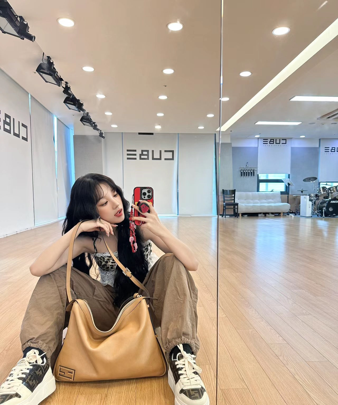 펜디 심플리 숄더백 미디움
