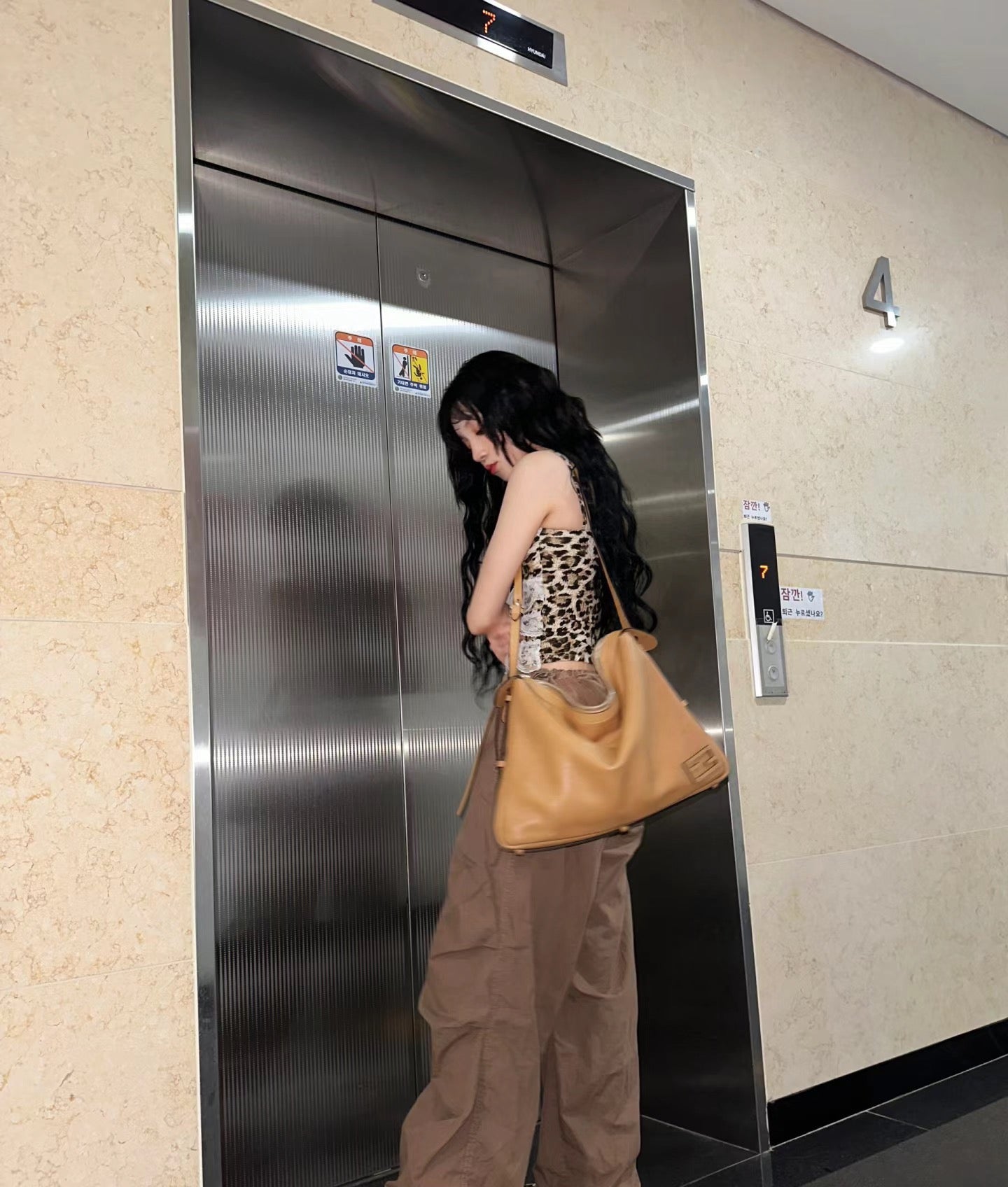 펜디 심플리 숄더백 미디움