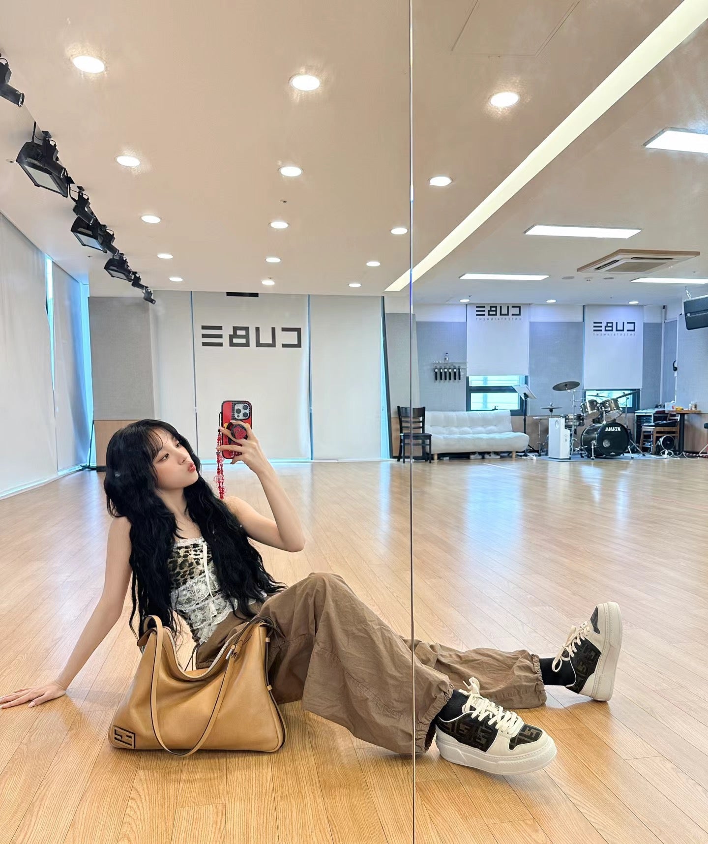 펜디 심플리 숄더백 미디움