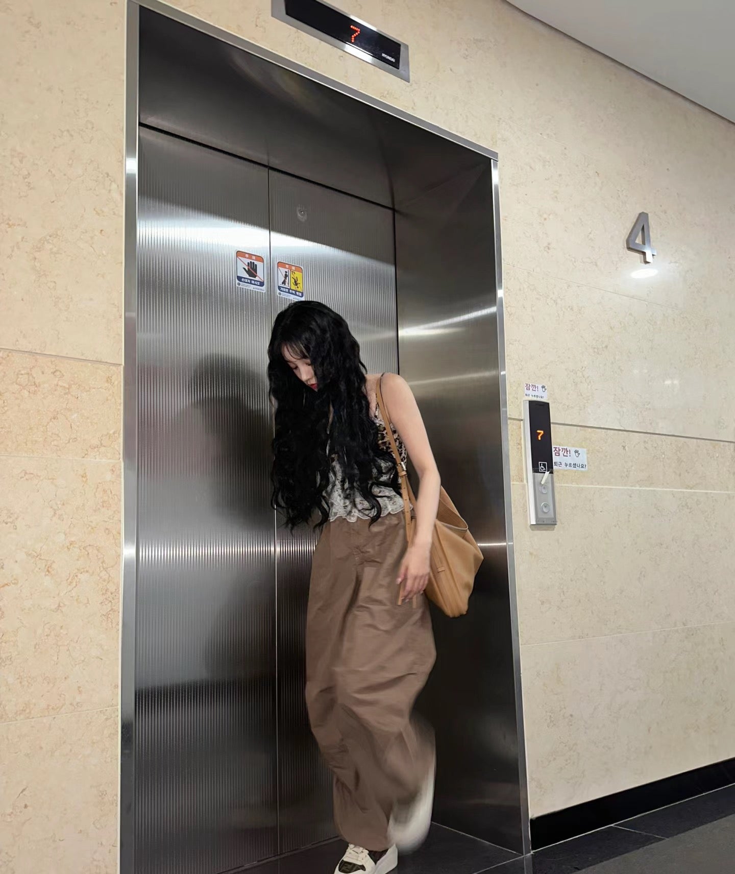 펜디 심플리 숄더백 미디움