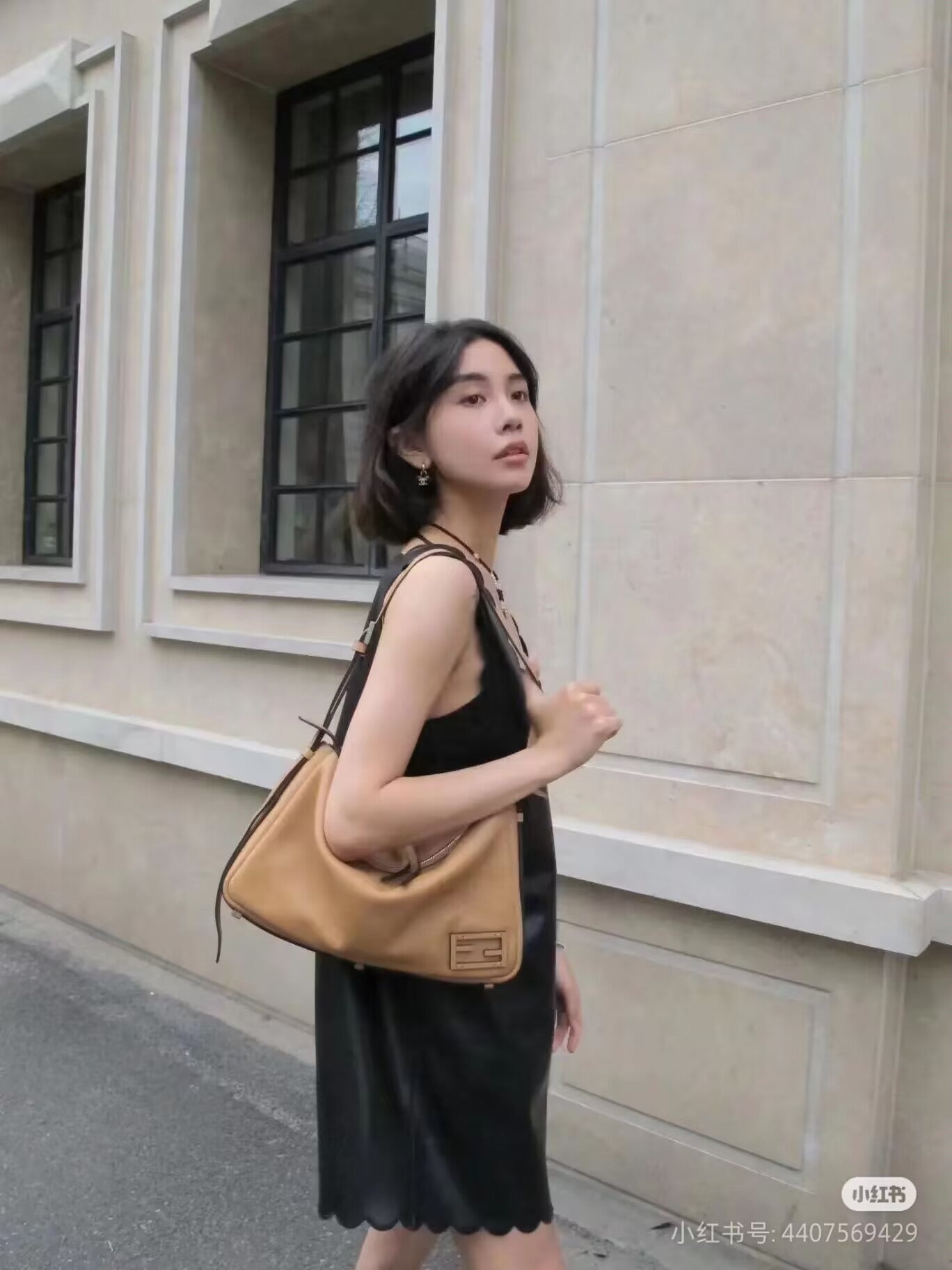 펜디 심플리 숄더백 미디움