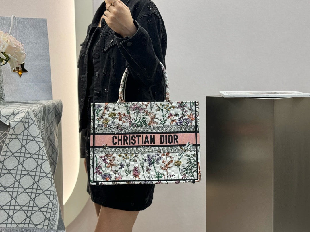 디올 헤르바리움 자수 북 토트백 미디움
