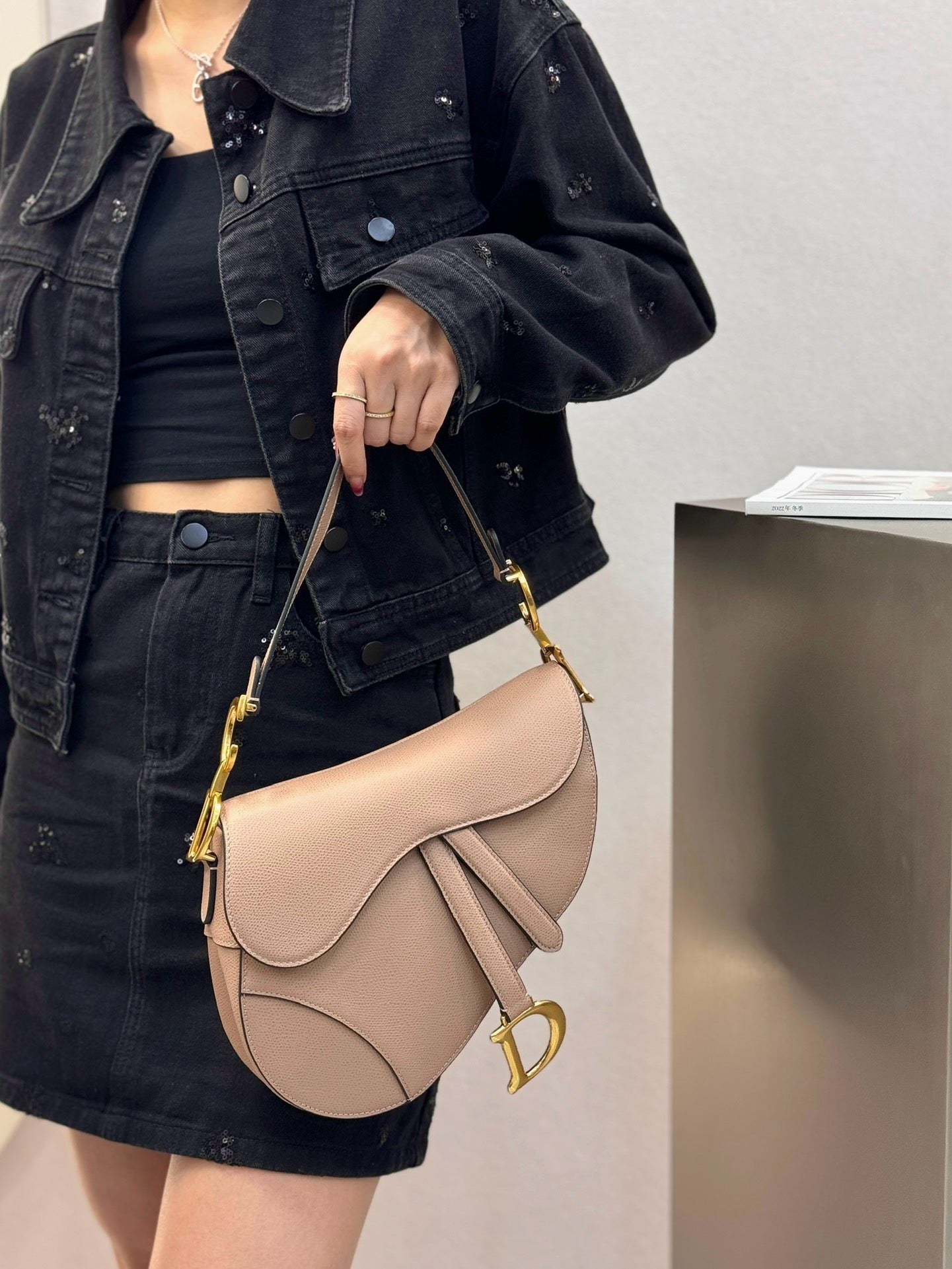 디올 새들 스트랩백 그레인 미디움