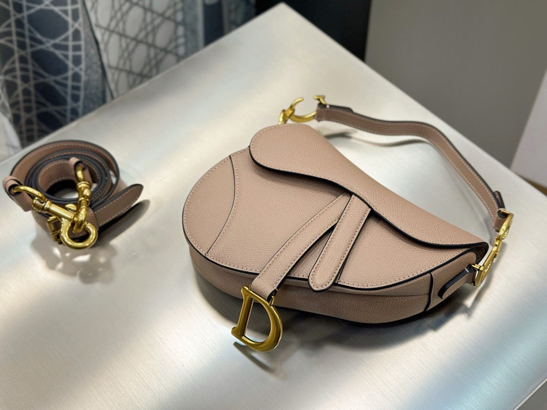디올 새들 스트랩백 그레인 미니
