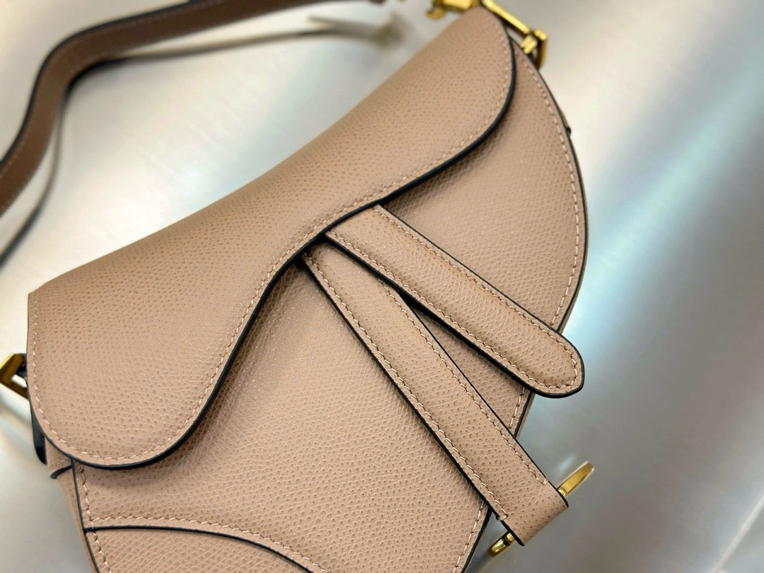 디올 새들 스트랩백 그레인 미니