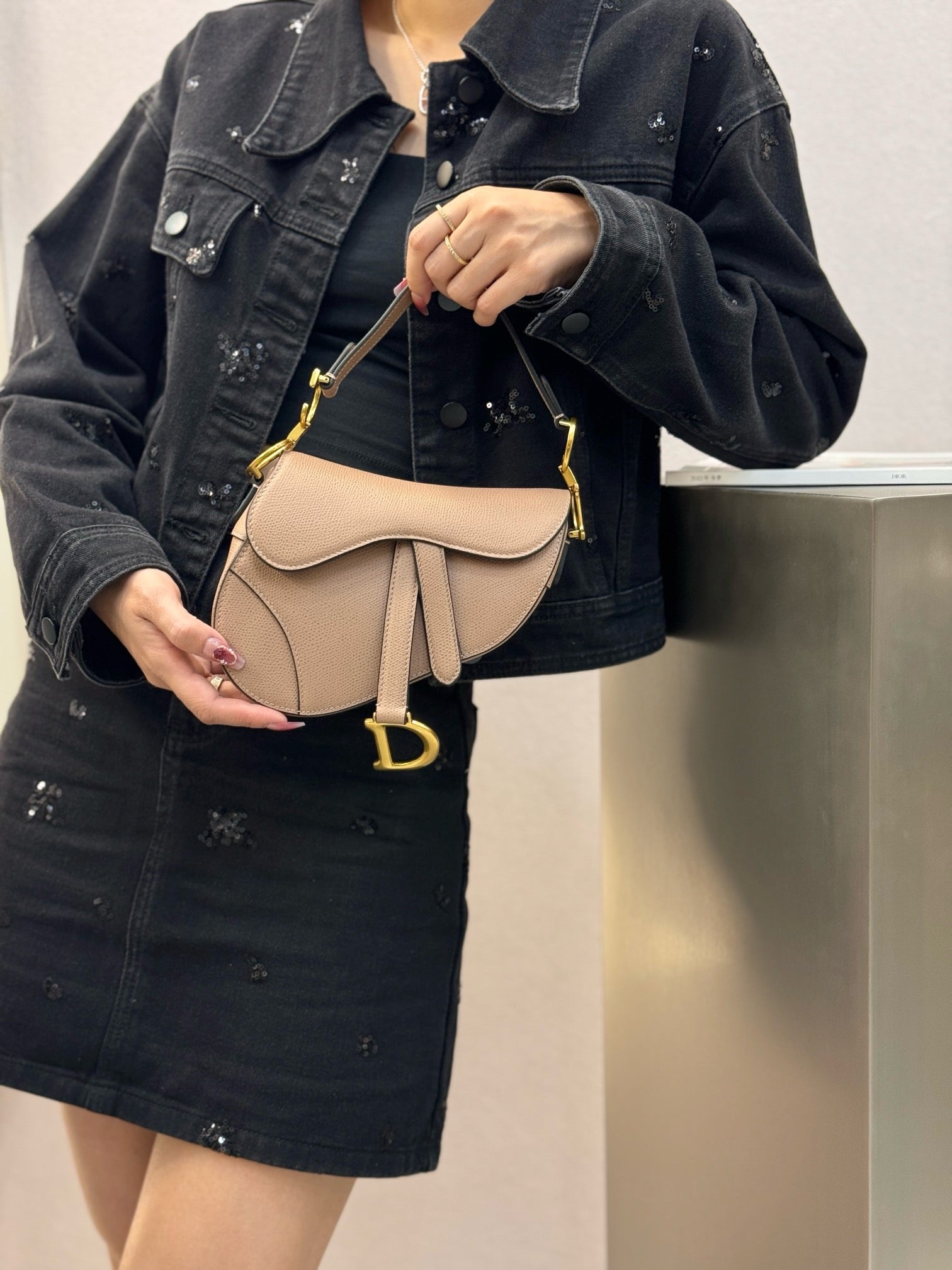 디올 새들 스트랩백 그레인 미니