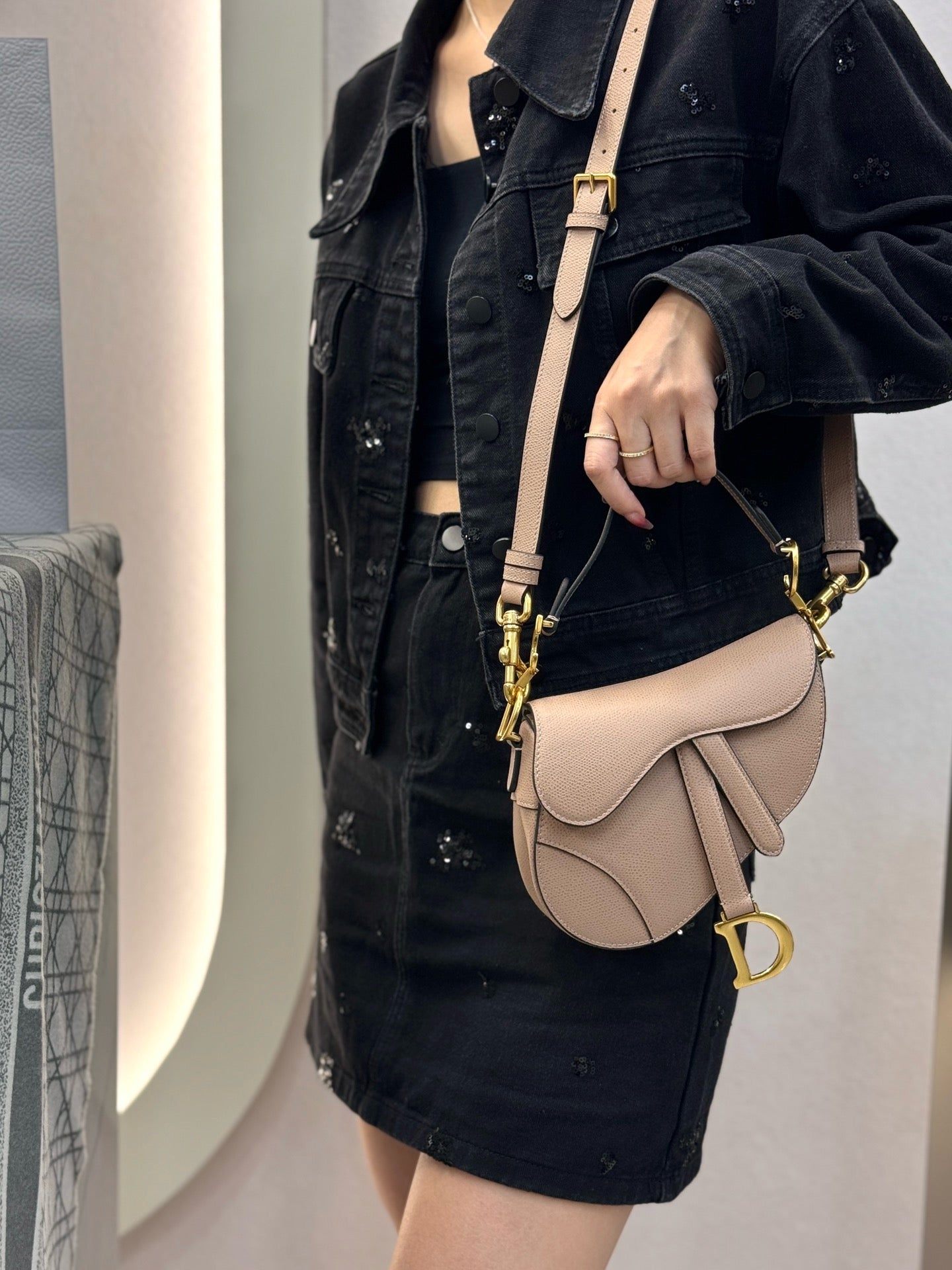 디올 새들 스트랩백 그레인 미니