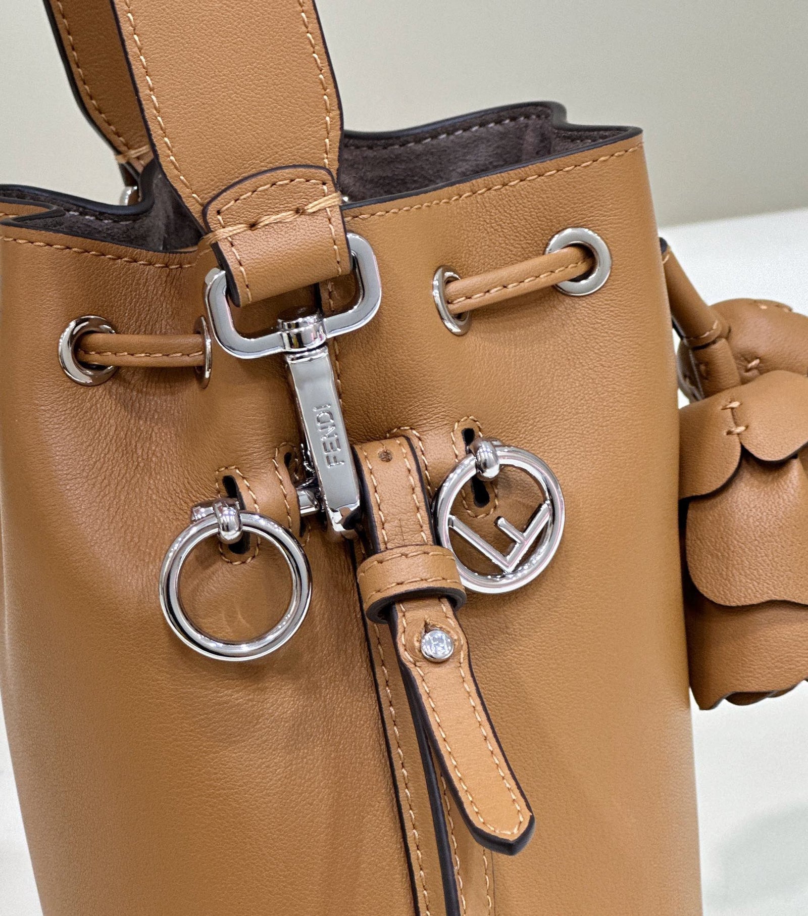 펜디 몬트레조 버킷백 3D 로즈