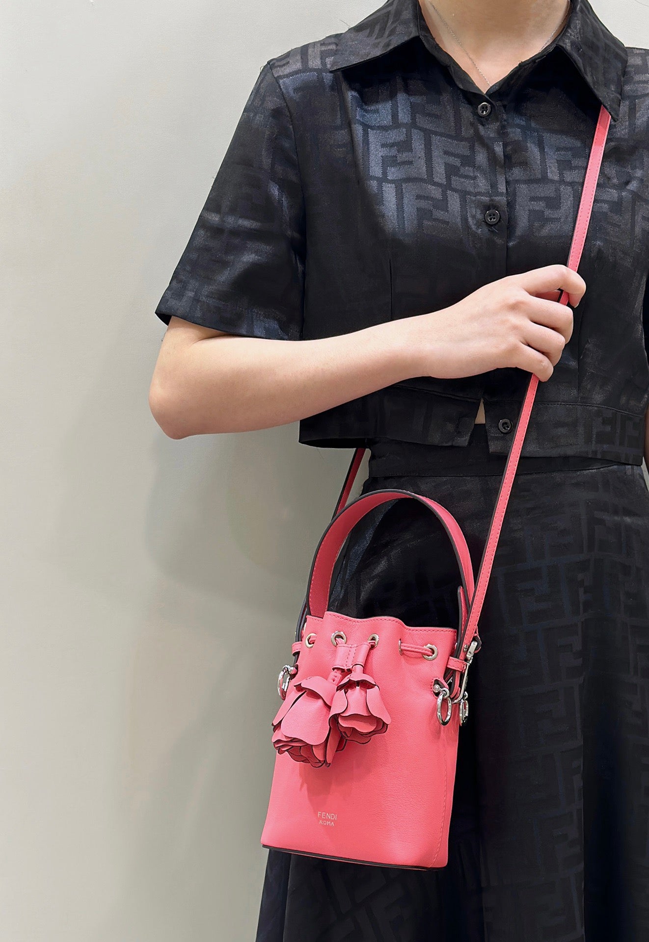 펜디 몬트레조 버킷백 3D 로즈