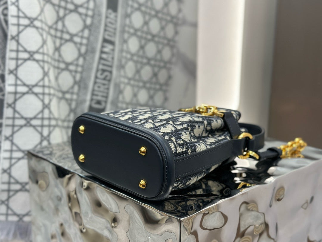 디올 C'est 오블리크 버킷백 스몰