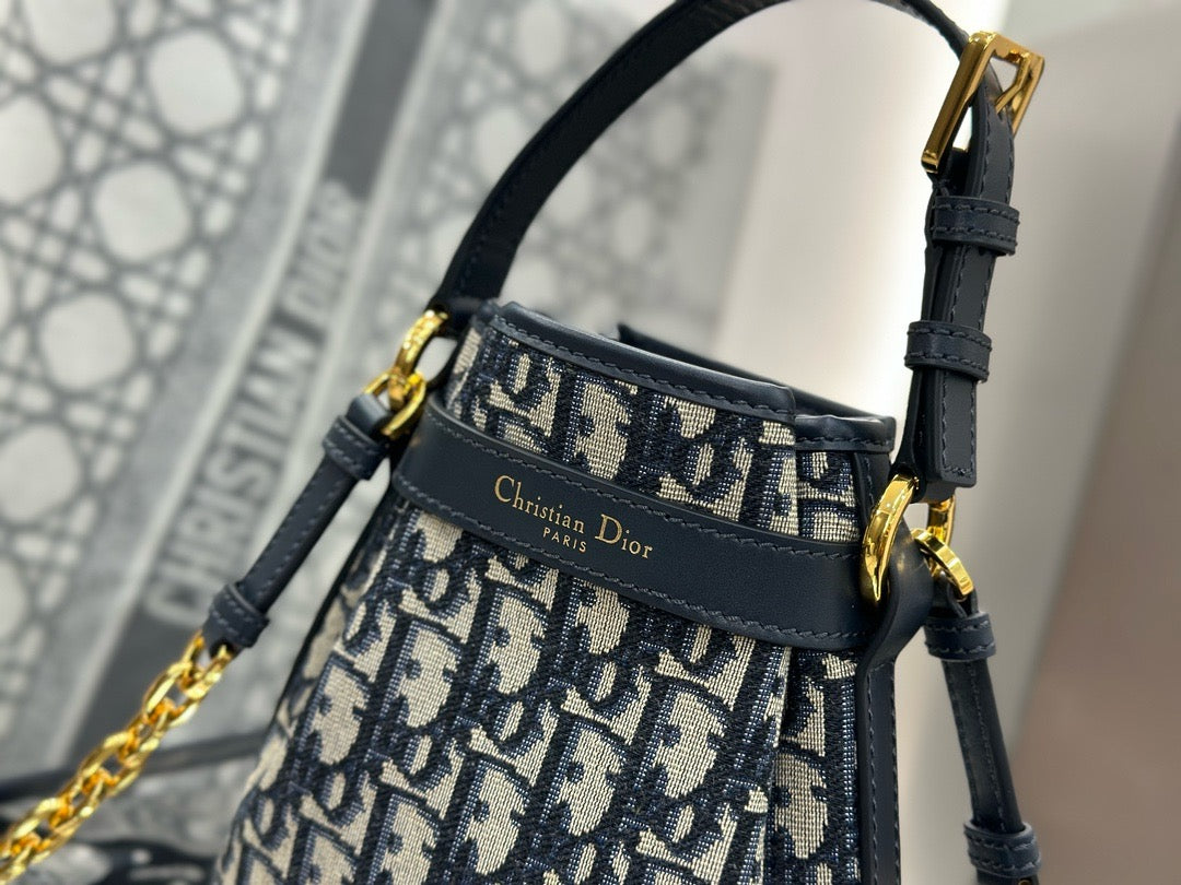 디올 C'est 오블리크 버킷백 스몰