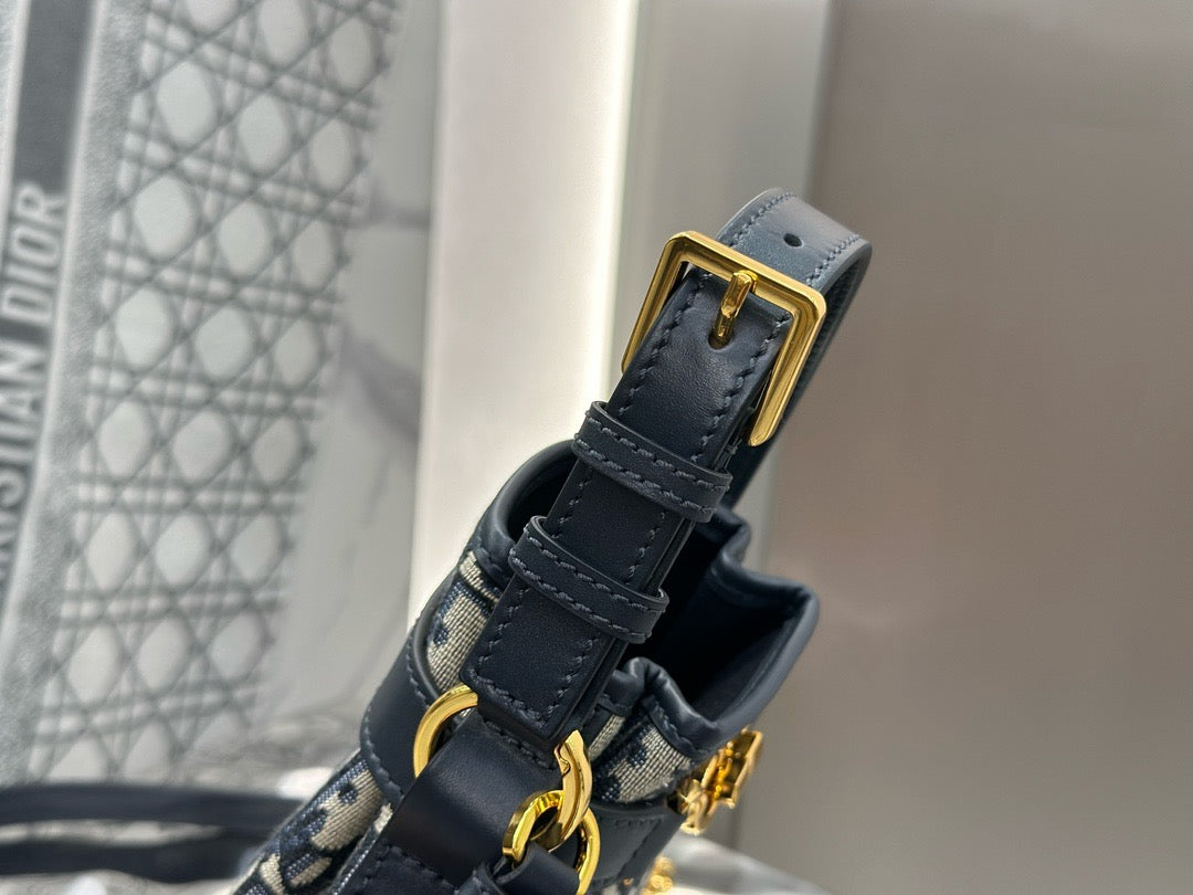 디올 C'est 오블리크 버킷백 스몰