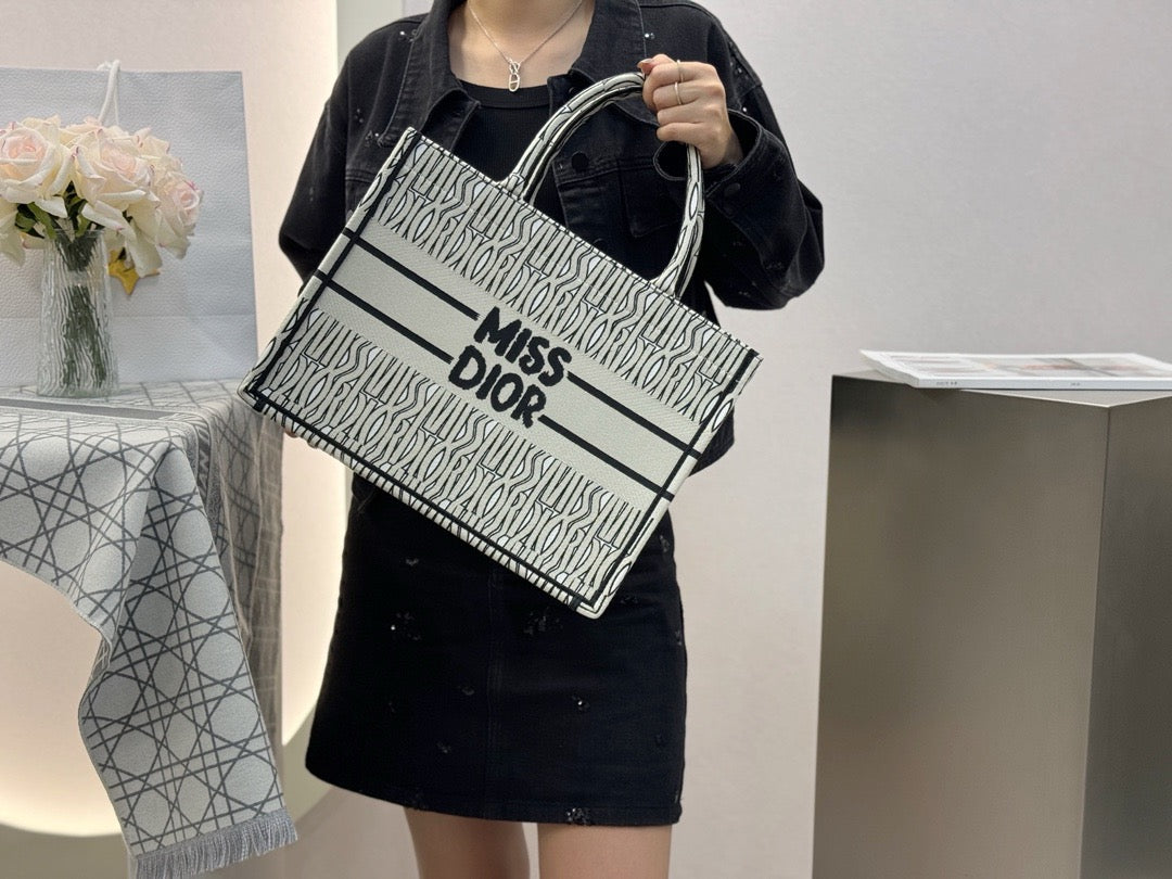디올 미스 디올 울오버 북 토트백 미디움