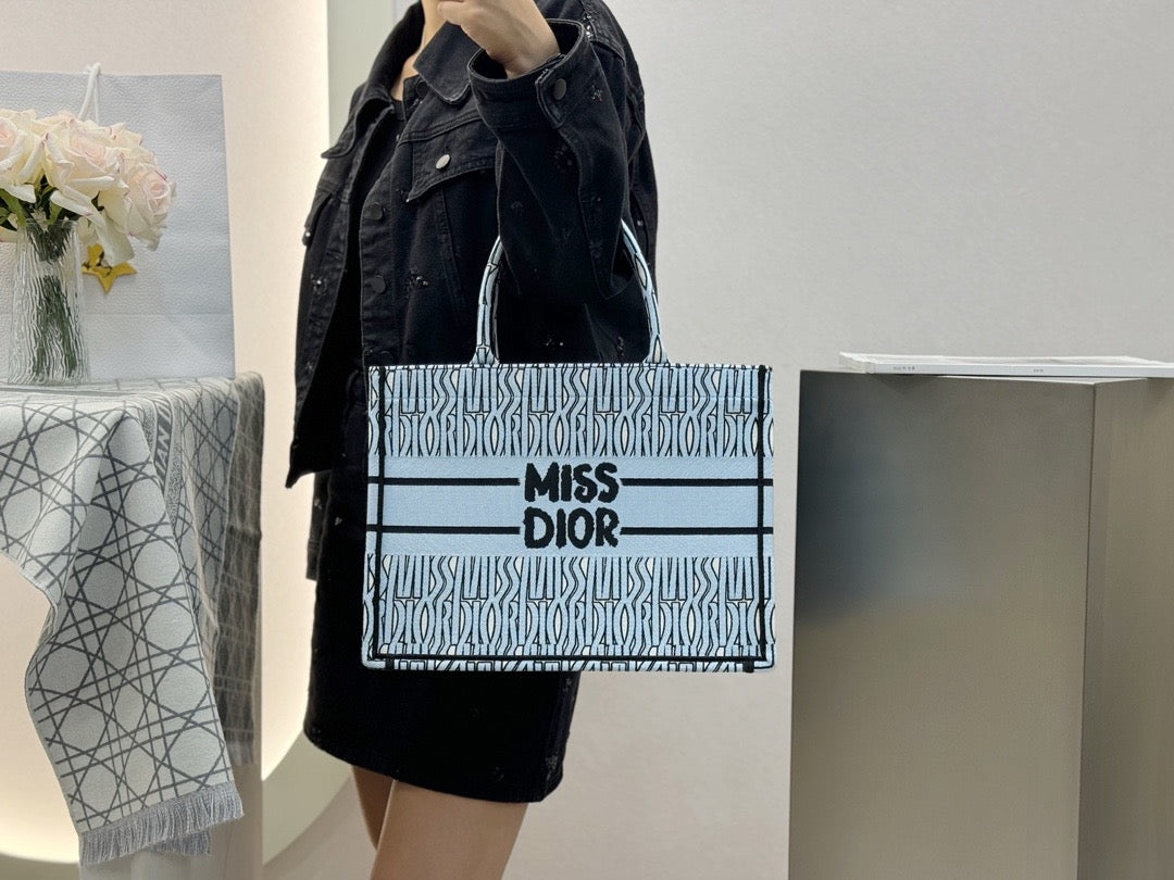 디올 미스 디올 울오버 북 토트백 미디움
