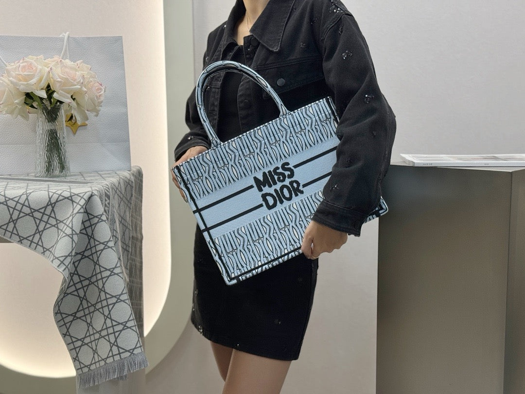 디올 미스 디올 울오버 북 토트백 미디움