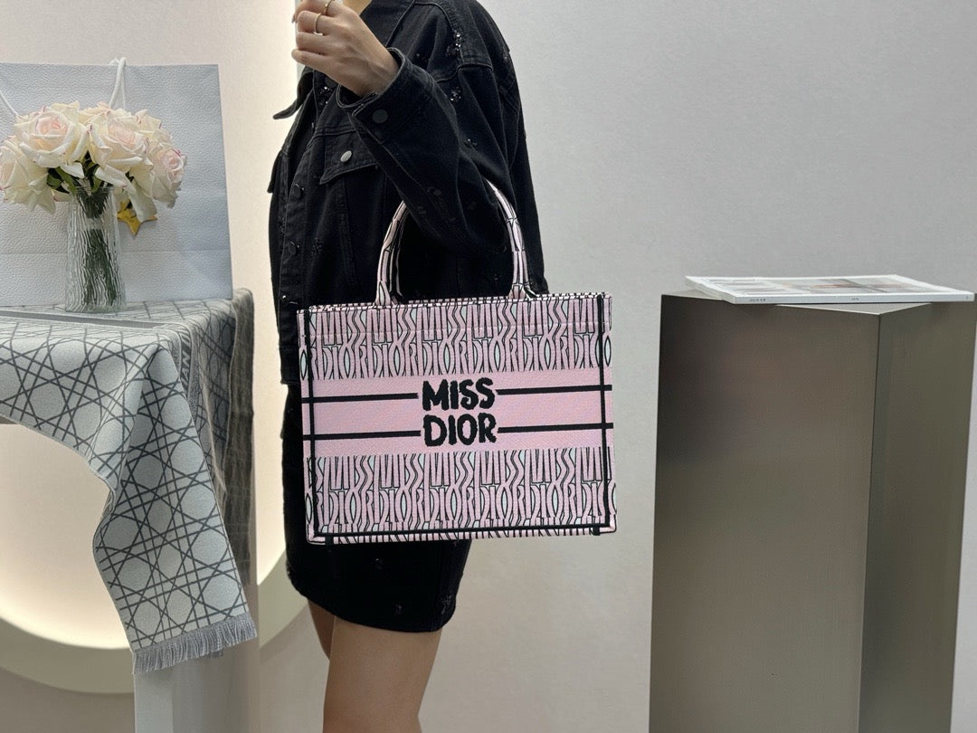 디올 미스 디올 울오버 북 토트백 미디움