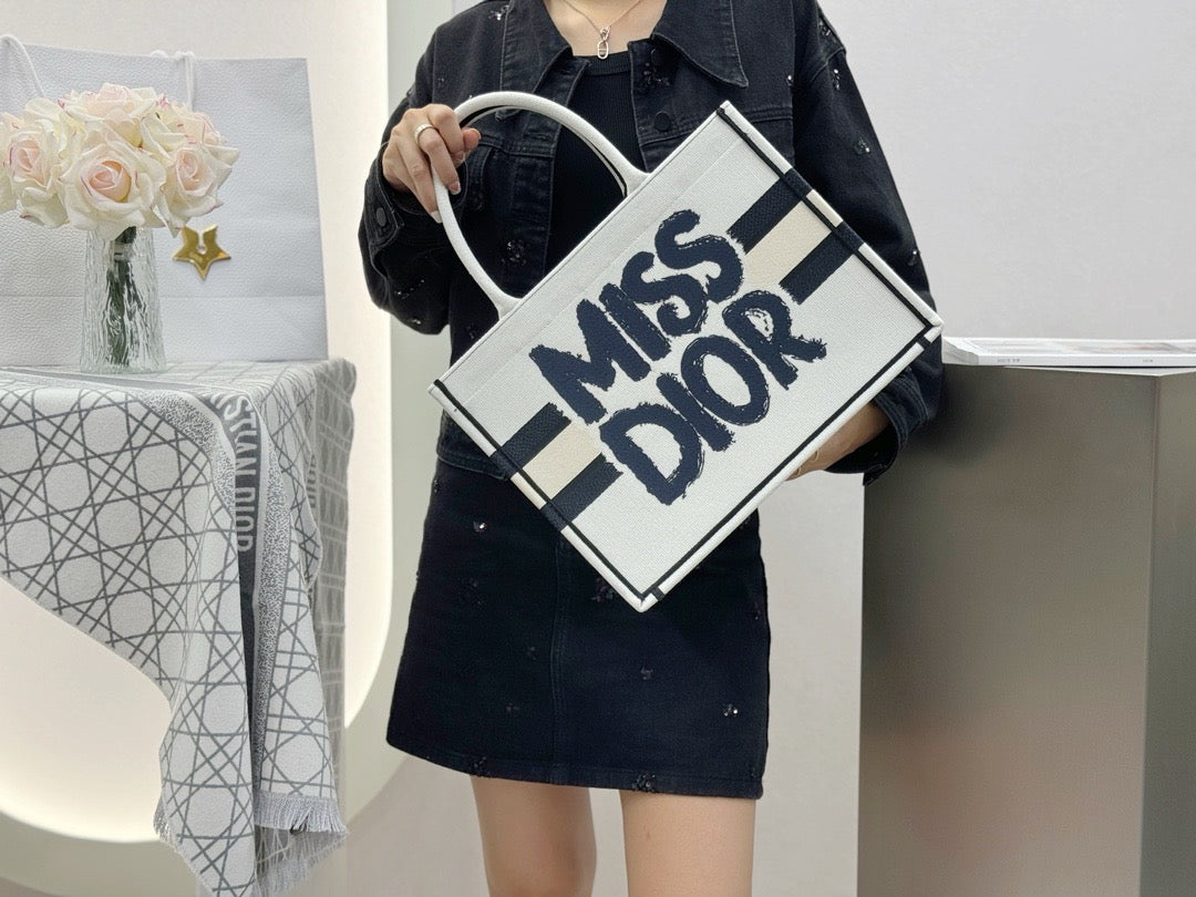 디올 미스 디올 북 토트백 미디움