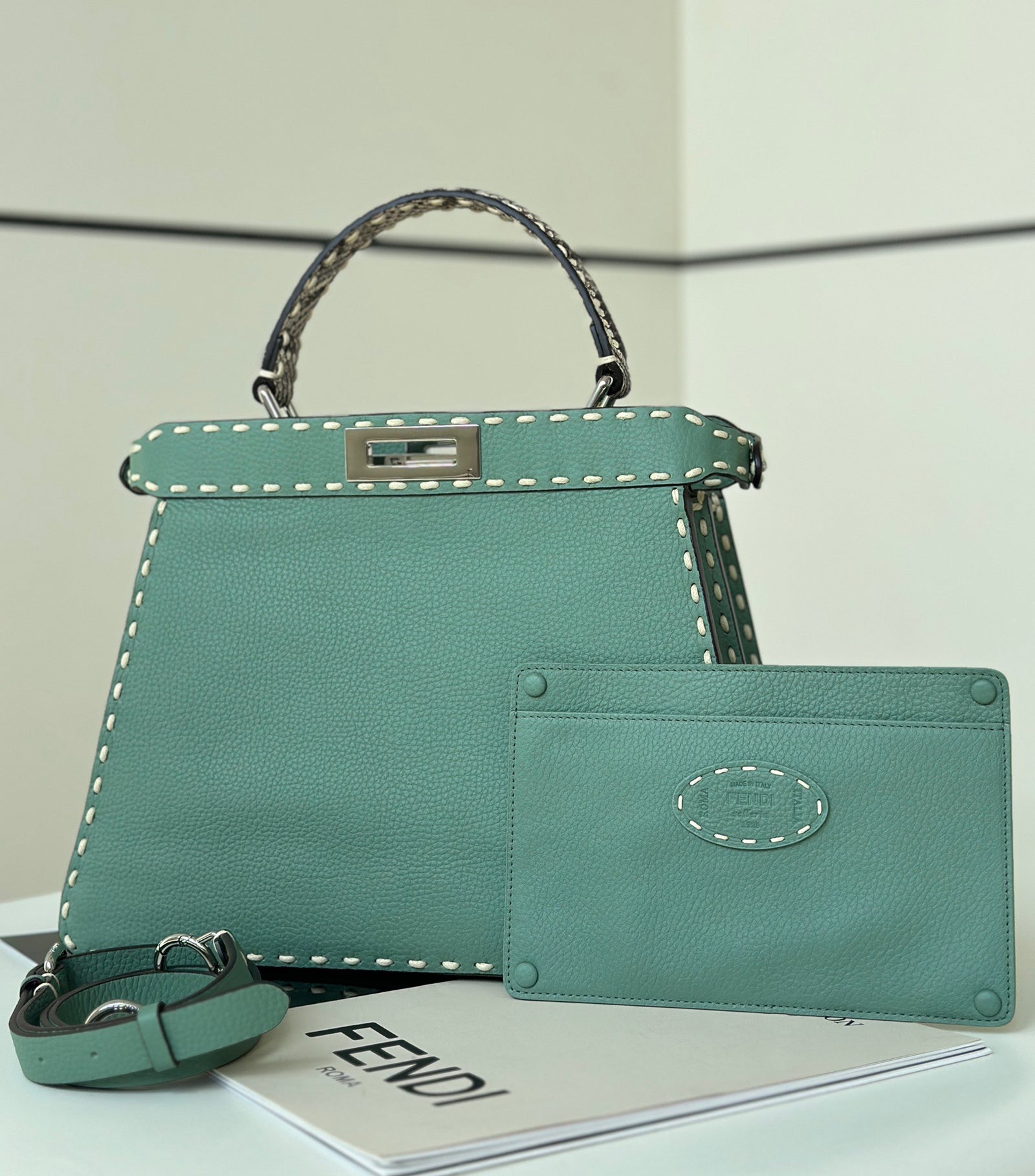 펜디 피카부 I See U 파이톤 탑핸들 미디움