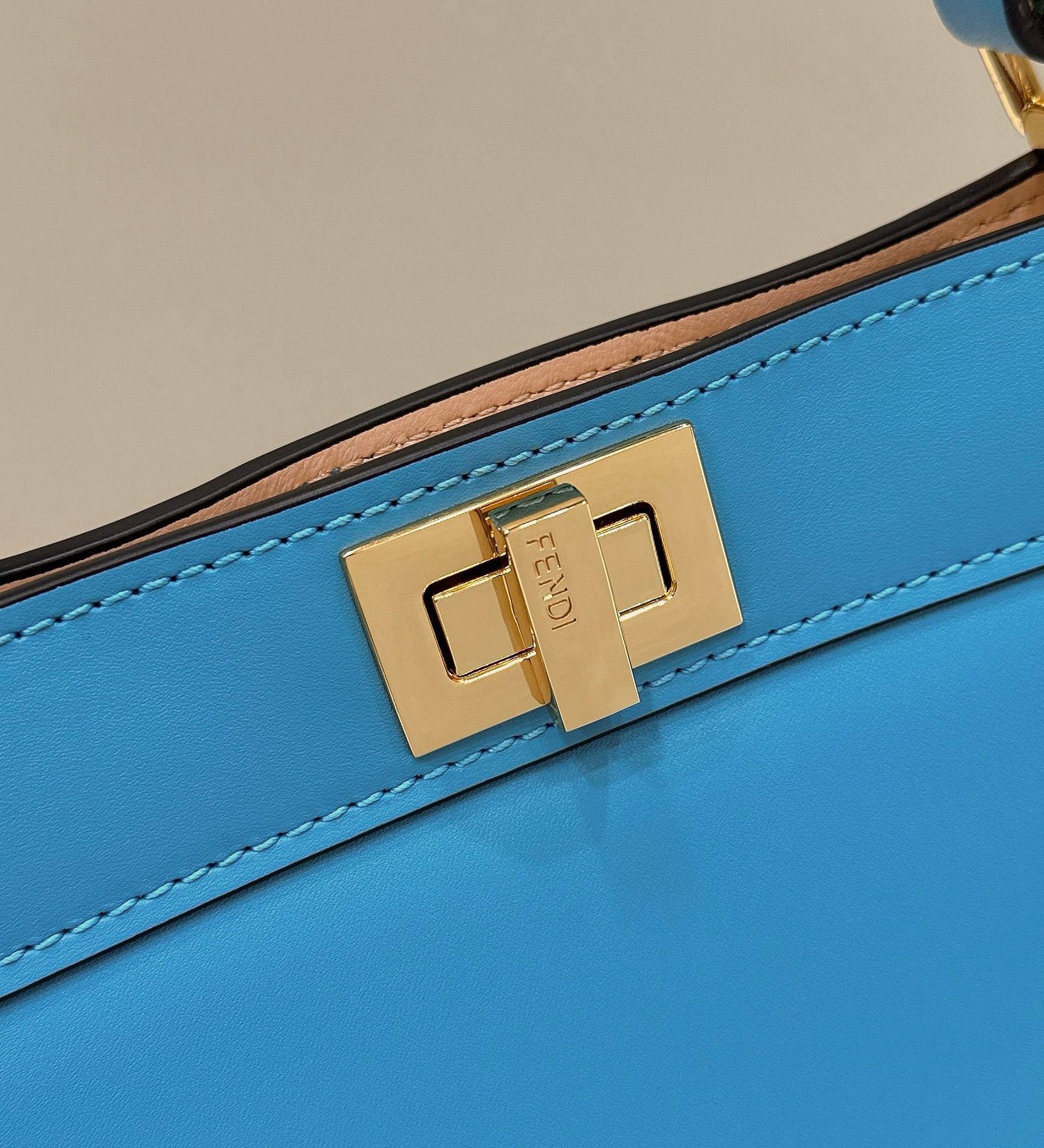 펜디 피카부 I See U 이스트웨스트