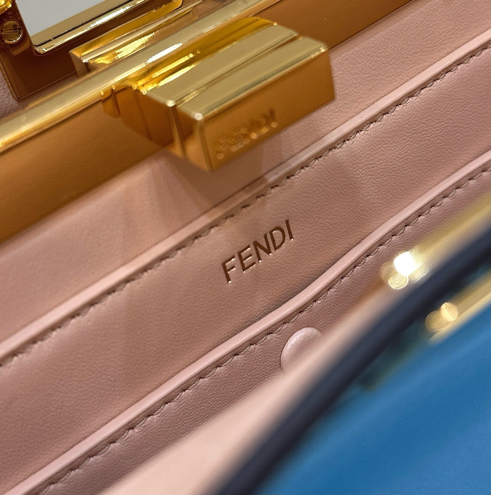 펜디 피카부 I See U 이스트웨스트