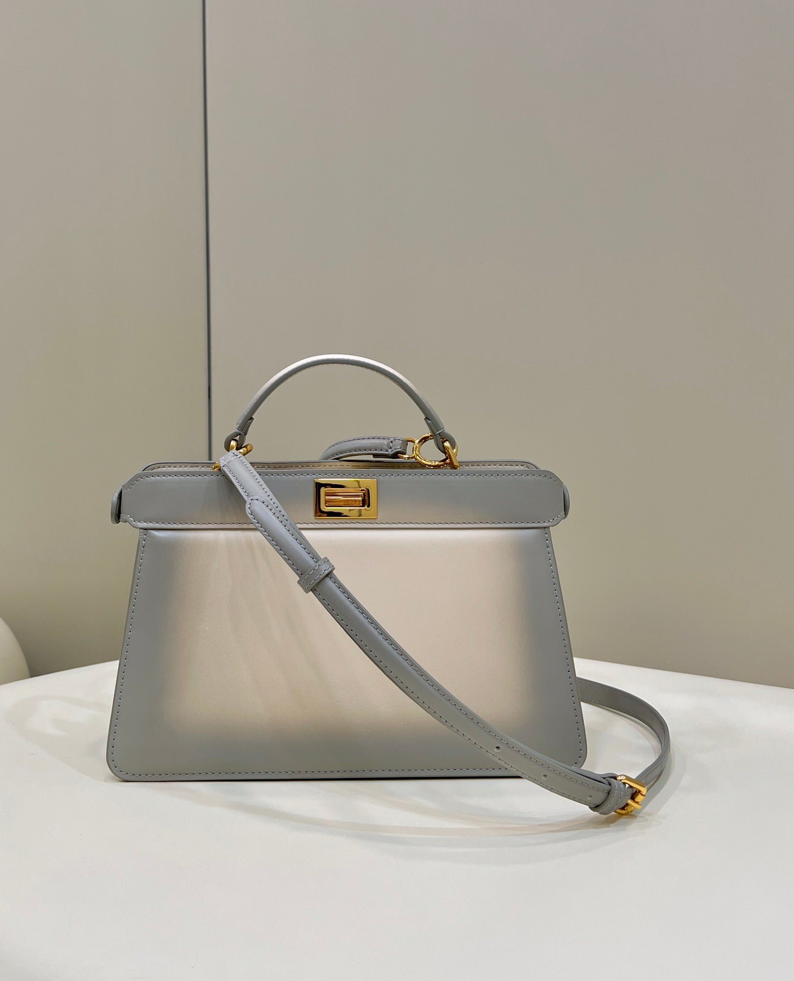 펜디 피카부 I See U 이스트웨스트