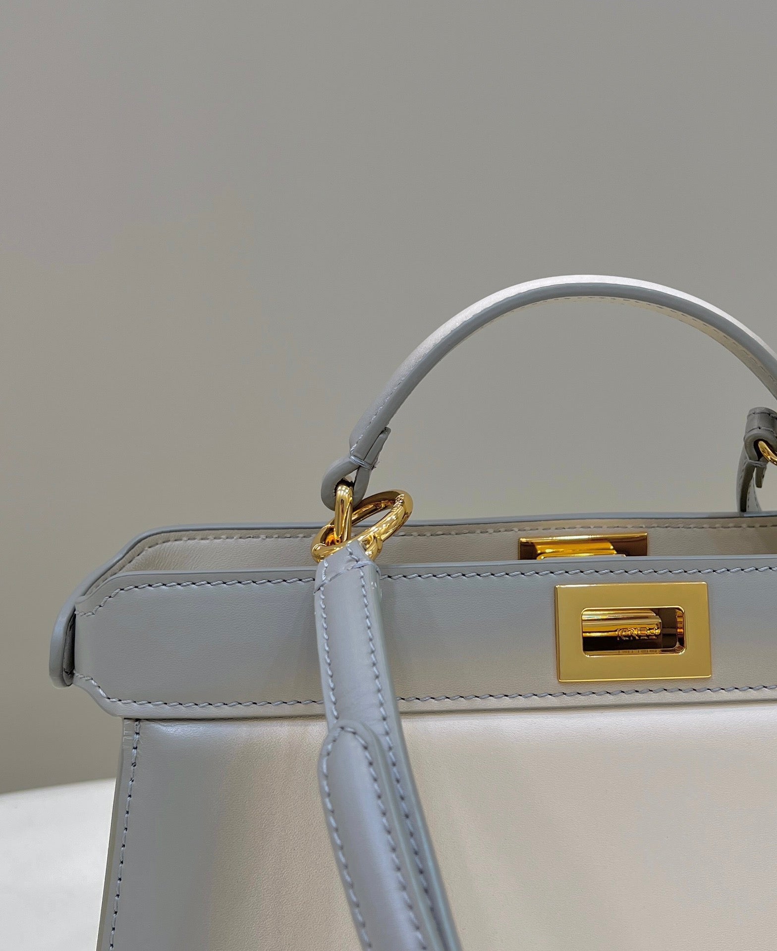 펜디 피카부 I See U 이스트웨스트