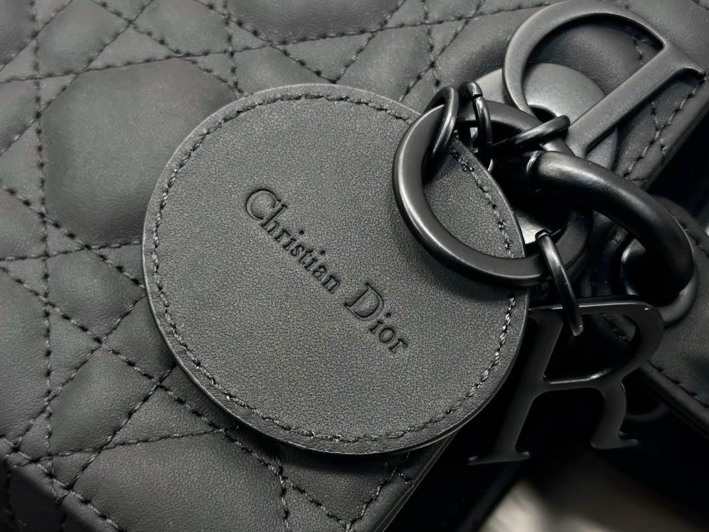 디올 울트라 매트 디조이백 미디움