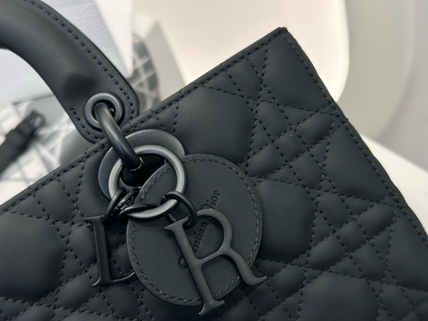 디올 울트라 매트 디조이백 미디움