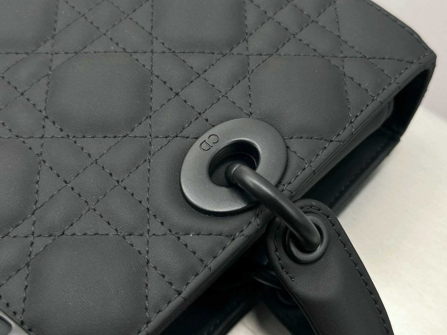 디올 울트라 매트 디조이백 미디움