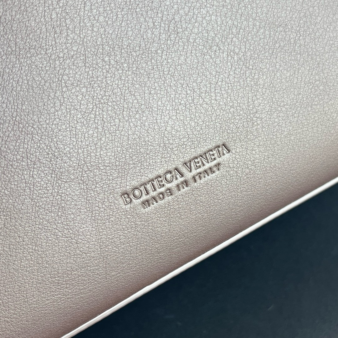 보테가 베네타 스무스 레더 안디아모 라지