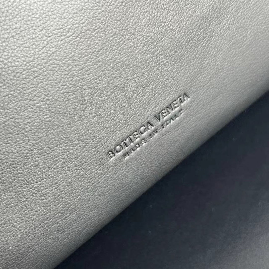 보테가 베네타 스무스 레더 안디아모 라지