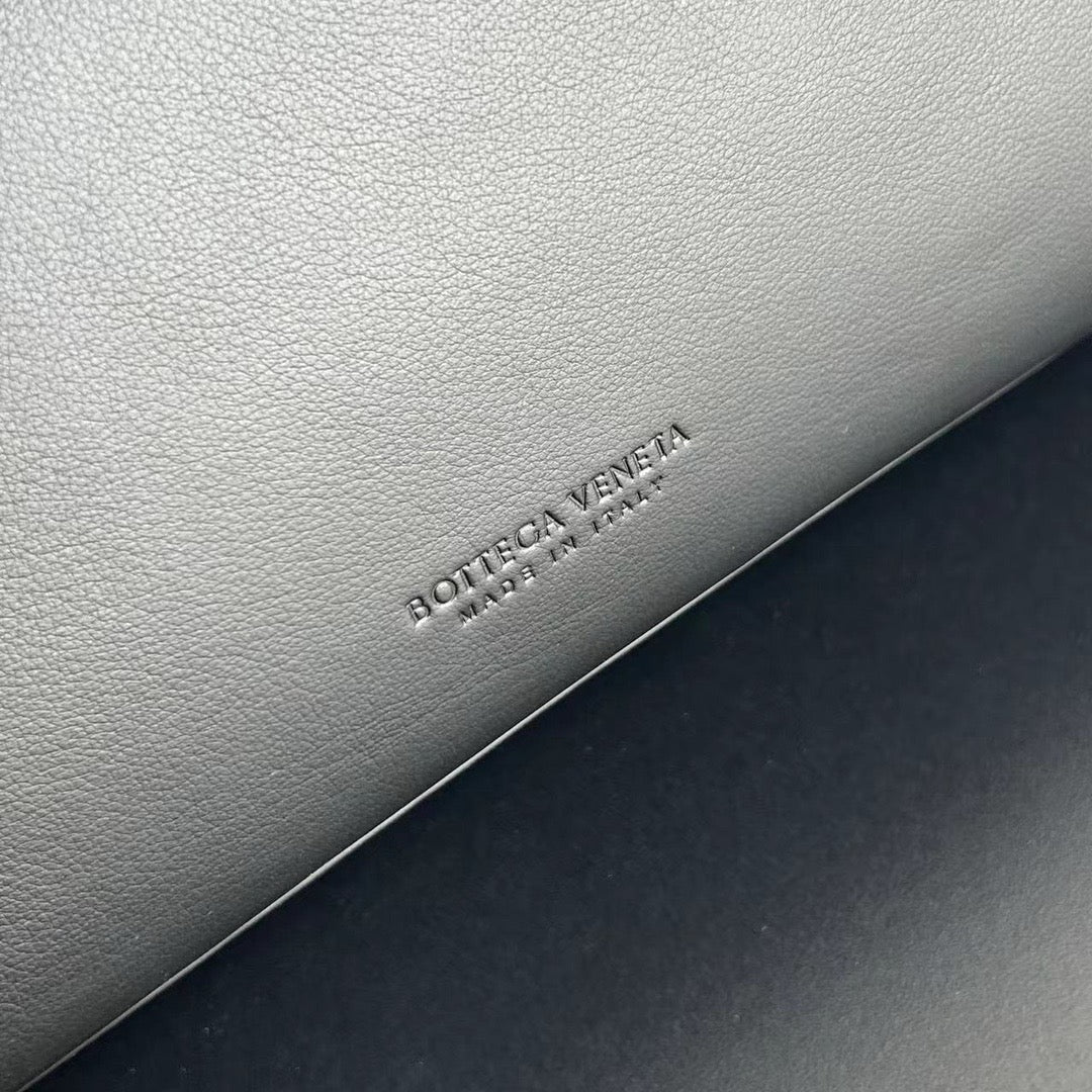 보테가 베네타 스무스 레더 안디아모 라지