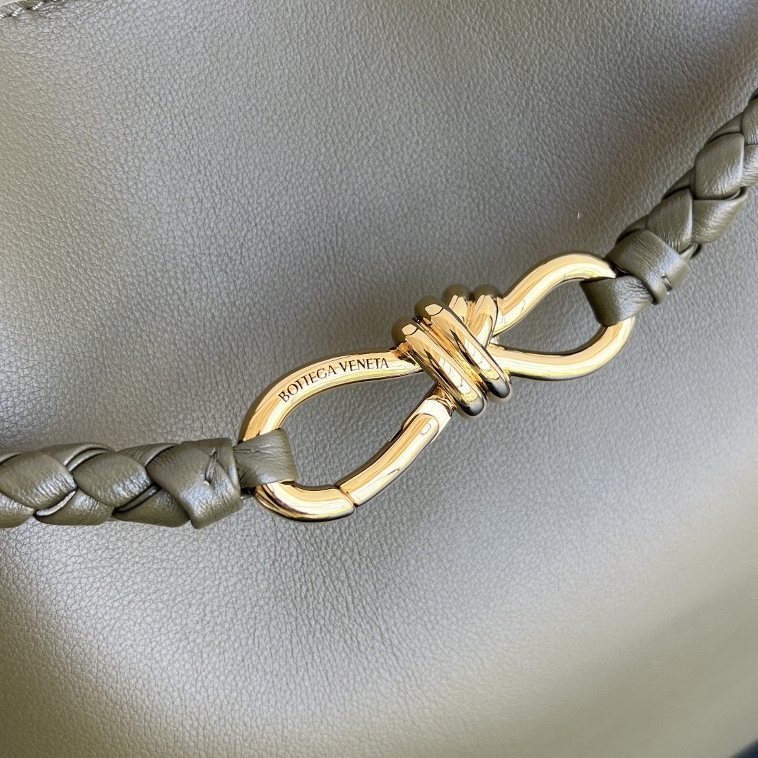 보테가 베네타 스무스 레더 안디아모 라지