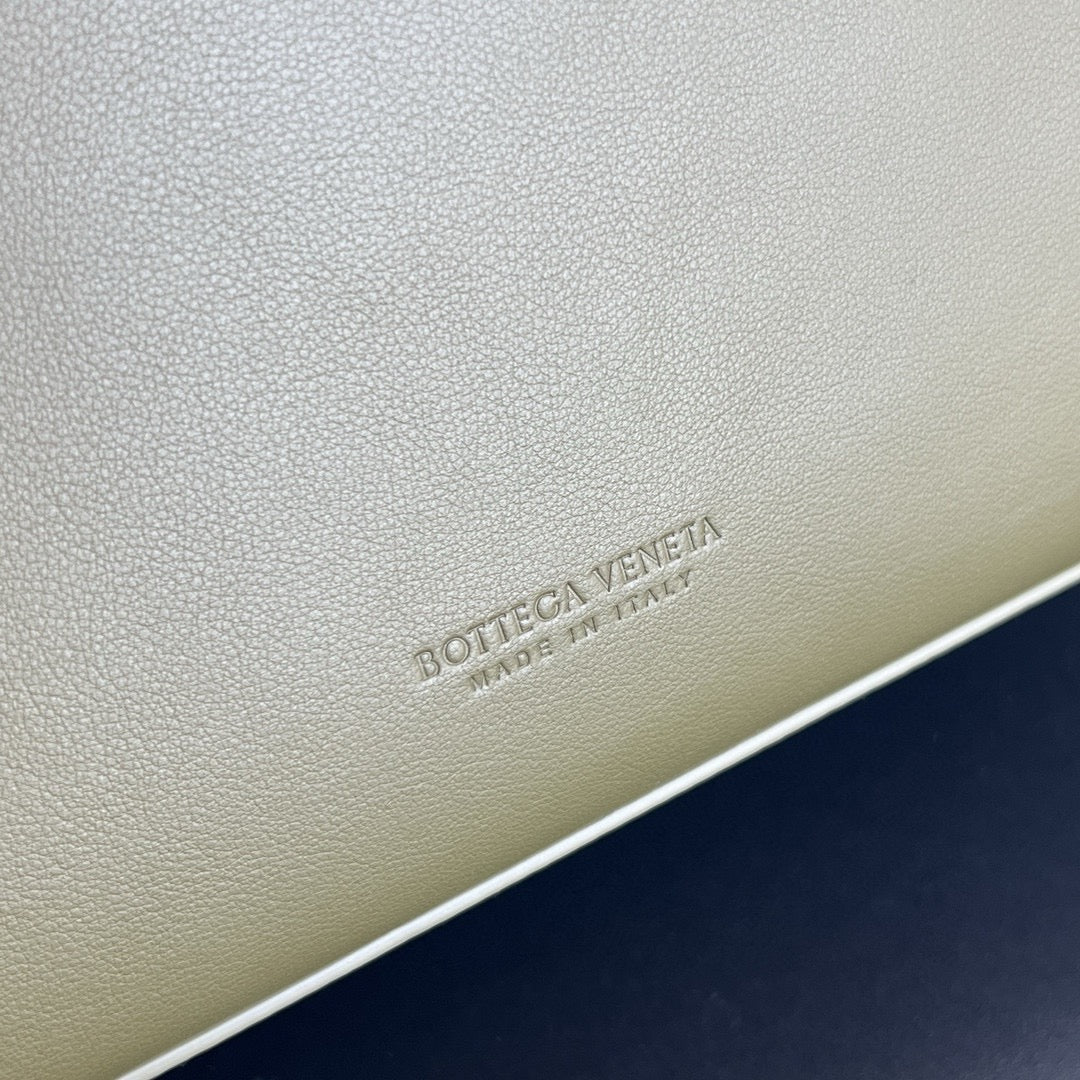 보테가 베네타 스무스 레더 안디아모 라지