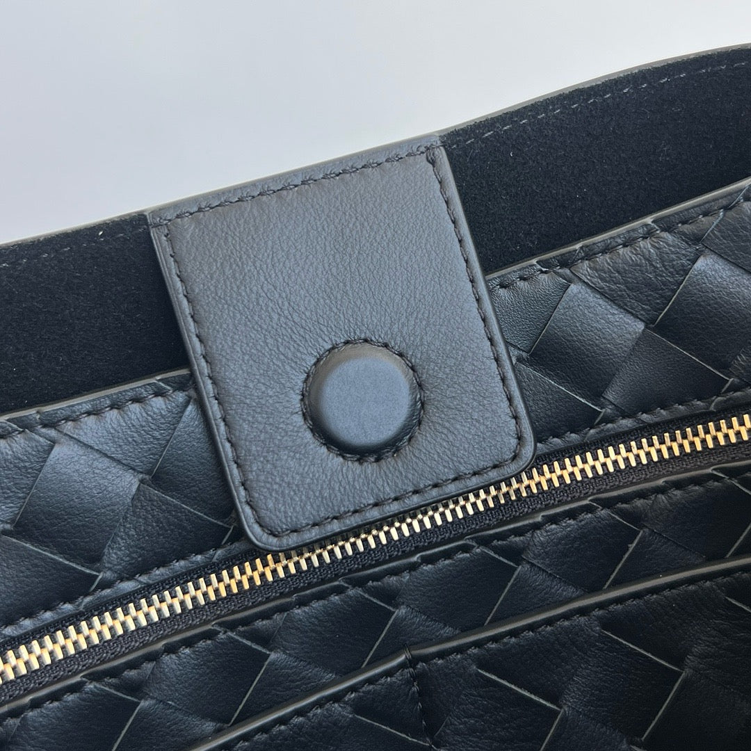 보테가 베네타 스무스 레더 안디아모 미디움