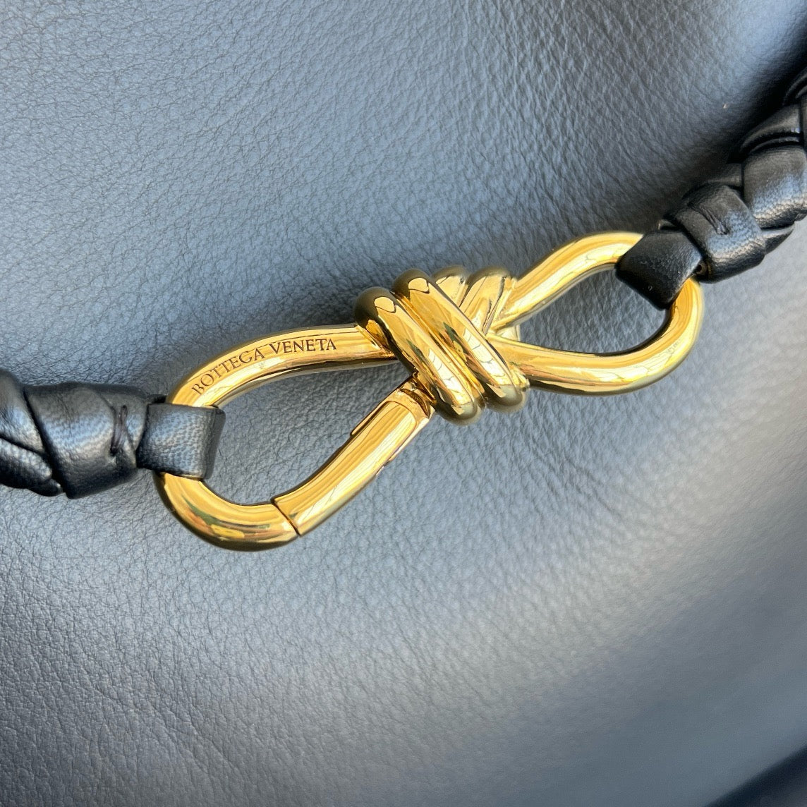 보테가 베네타 스무스 레더 안디아모 미디움