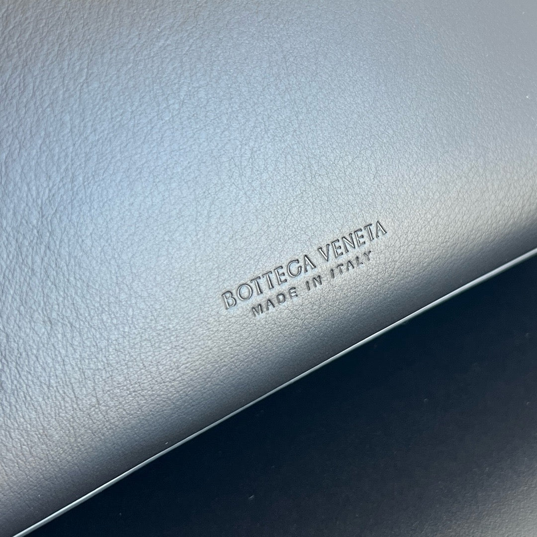 보테가 베네타 스무스 레더 안디아모 미디움