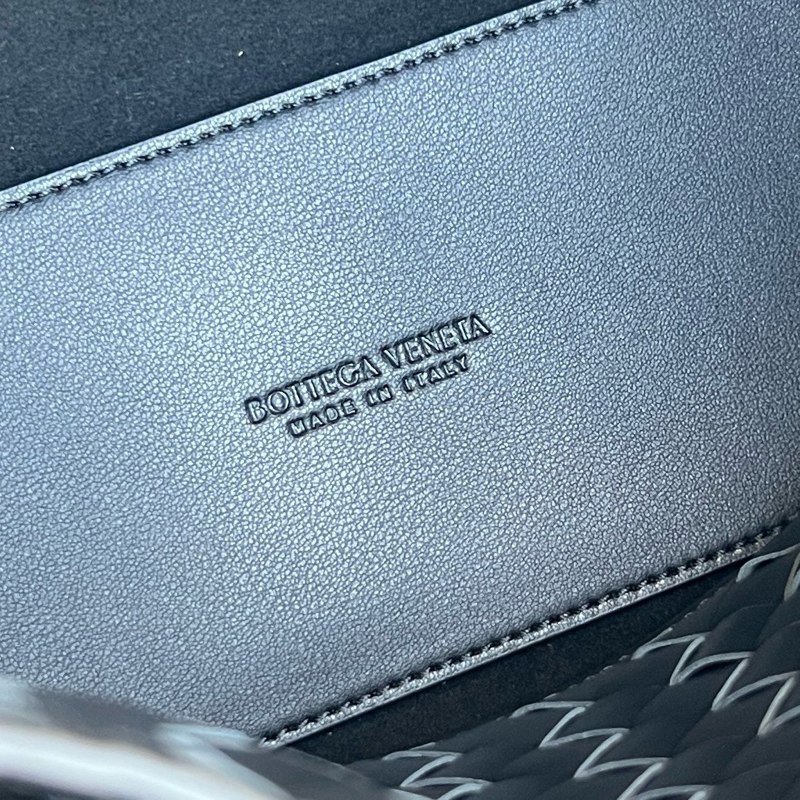 보테가 베네타 스무스 레더 안디아모 미디움