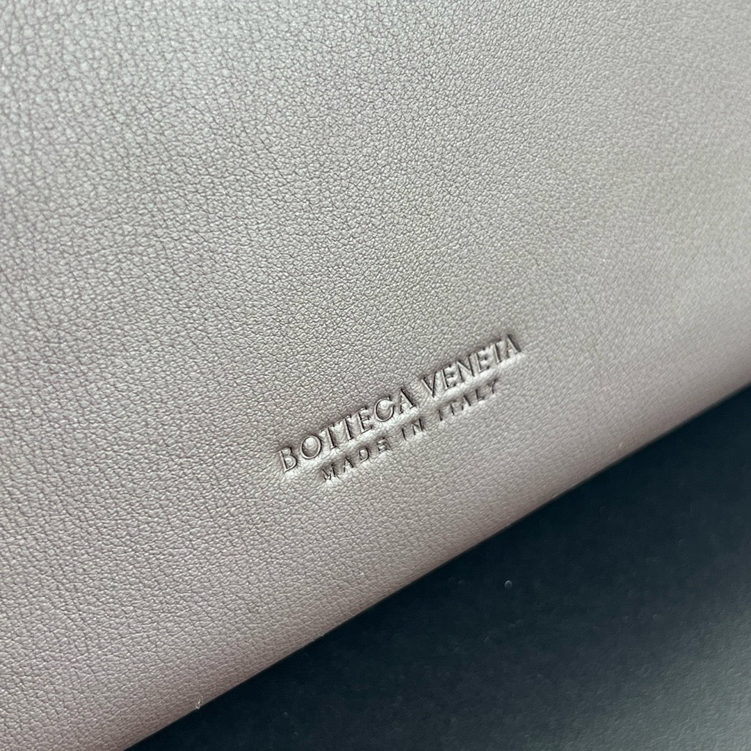 보테가 베네타 스무스 레더 안디아모 미디움