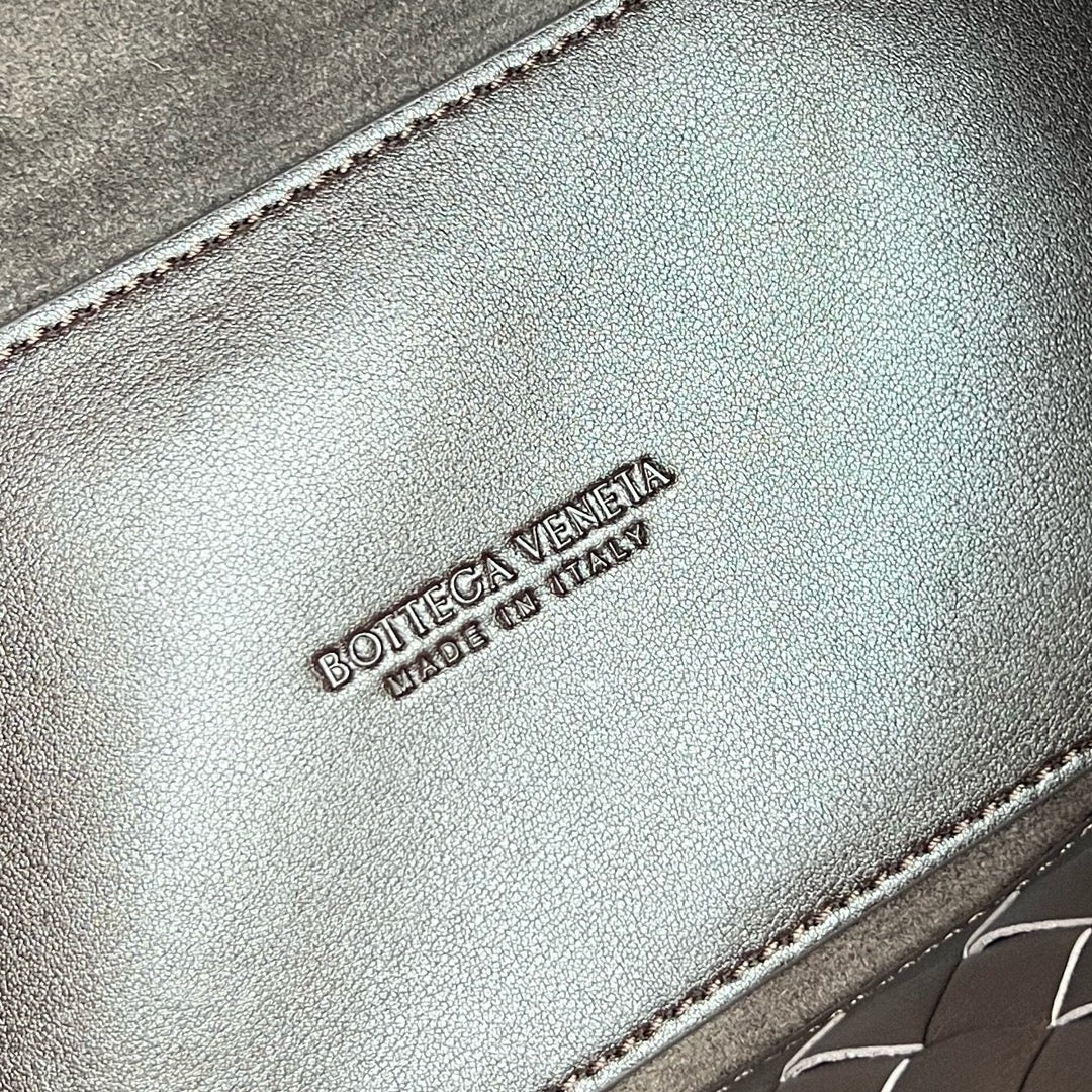 보테가 베네타 스무스 레더 안디아모 미디움
