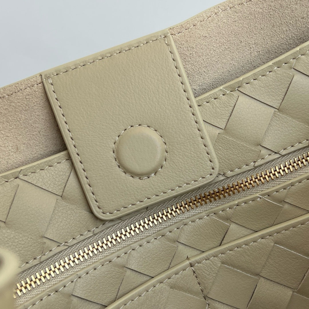 보테가 베네타 스무스 레더 안디아모 미디움