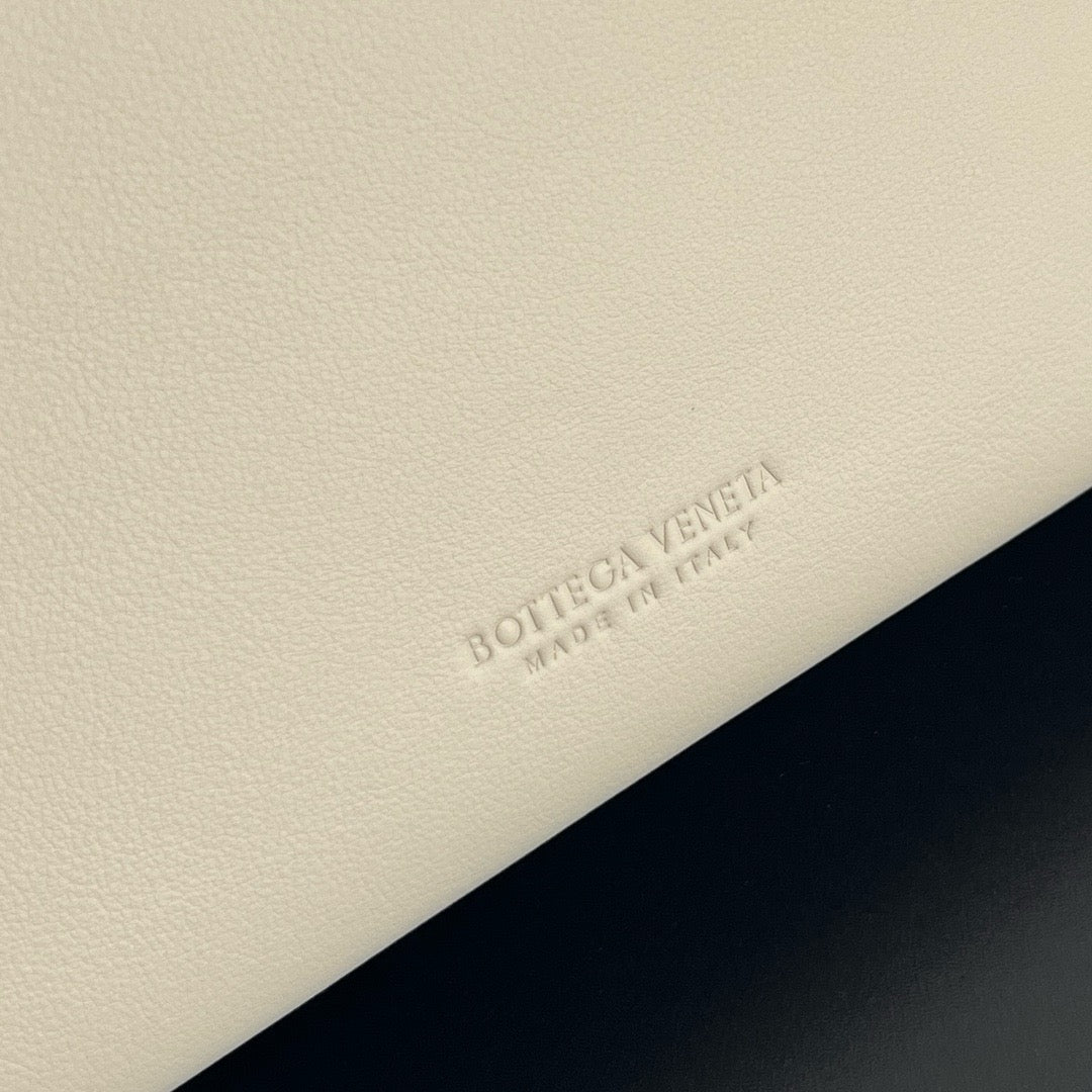 보테가 베네타 스무스 레더 안디아모 미디움