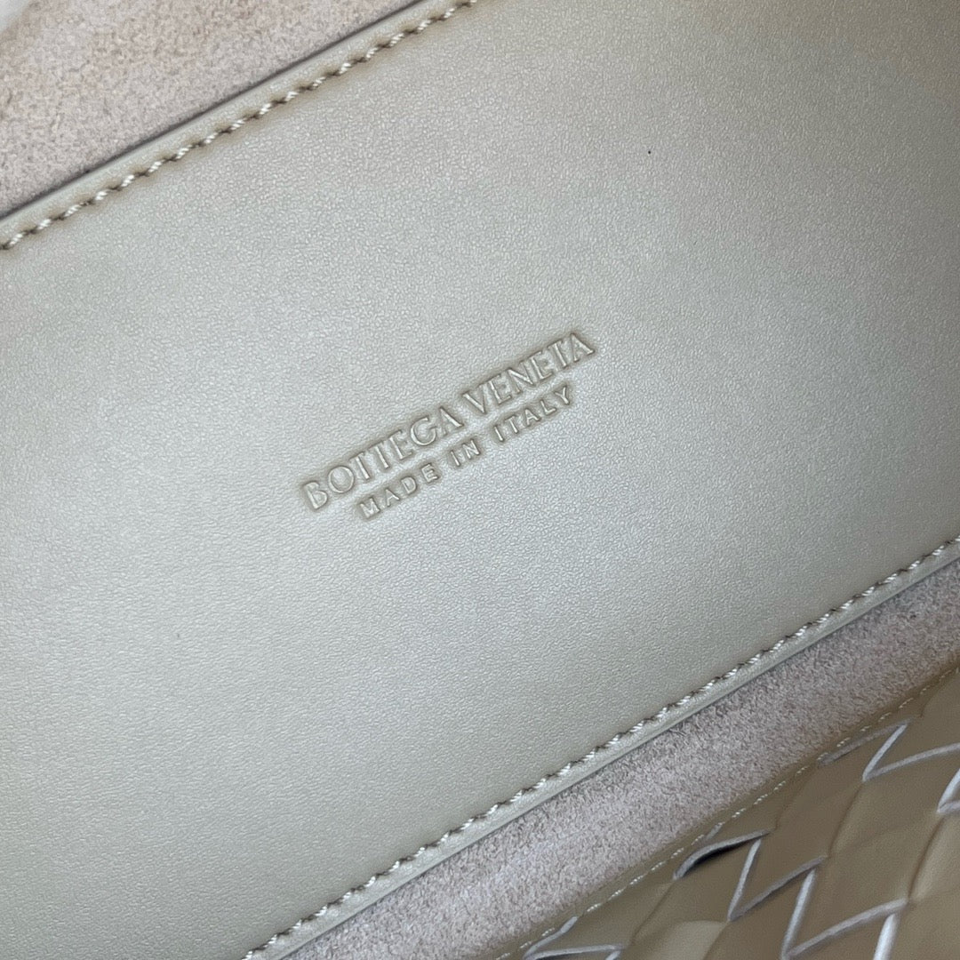 보테가 베네타 스무스 레더 안디아모 미디움