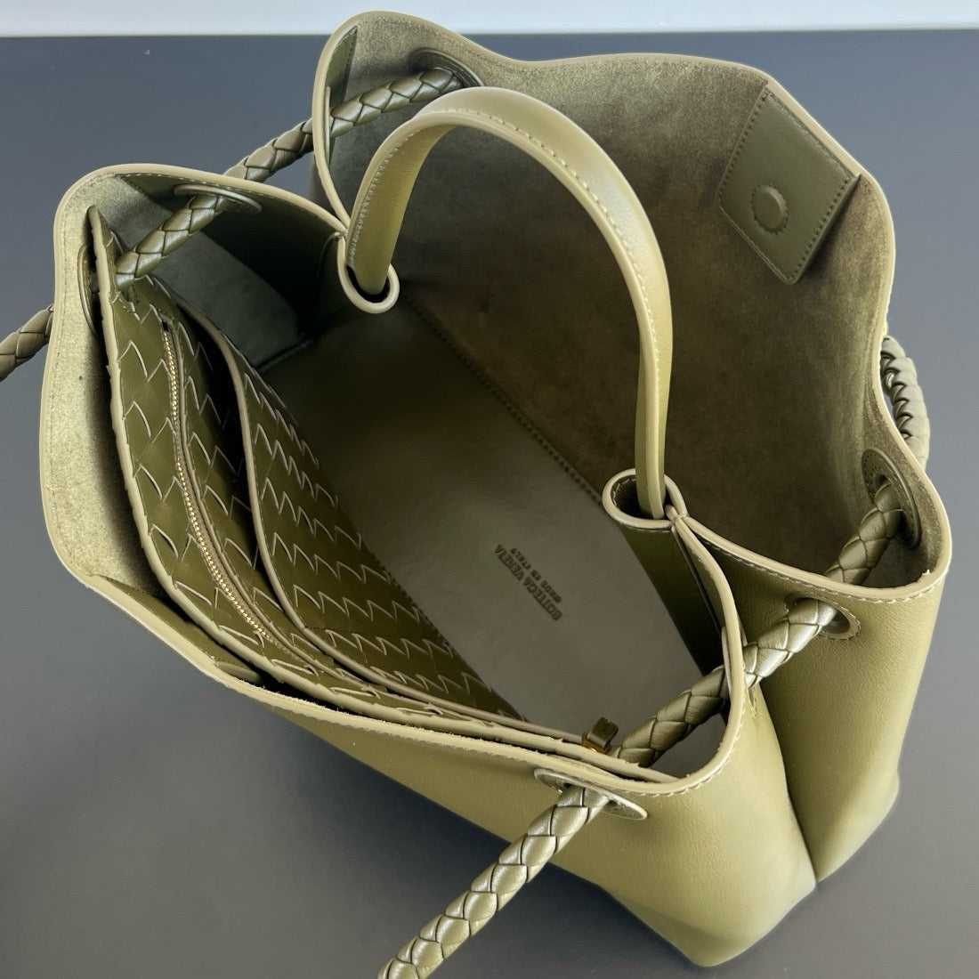 보테가 베네타 스무스 레더 안디아모 미디움