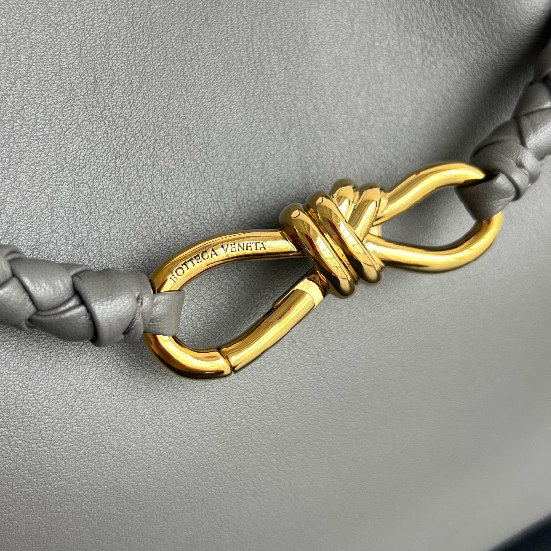 보테가 베네타 스무스 레더 안디아모 미디움