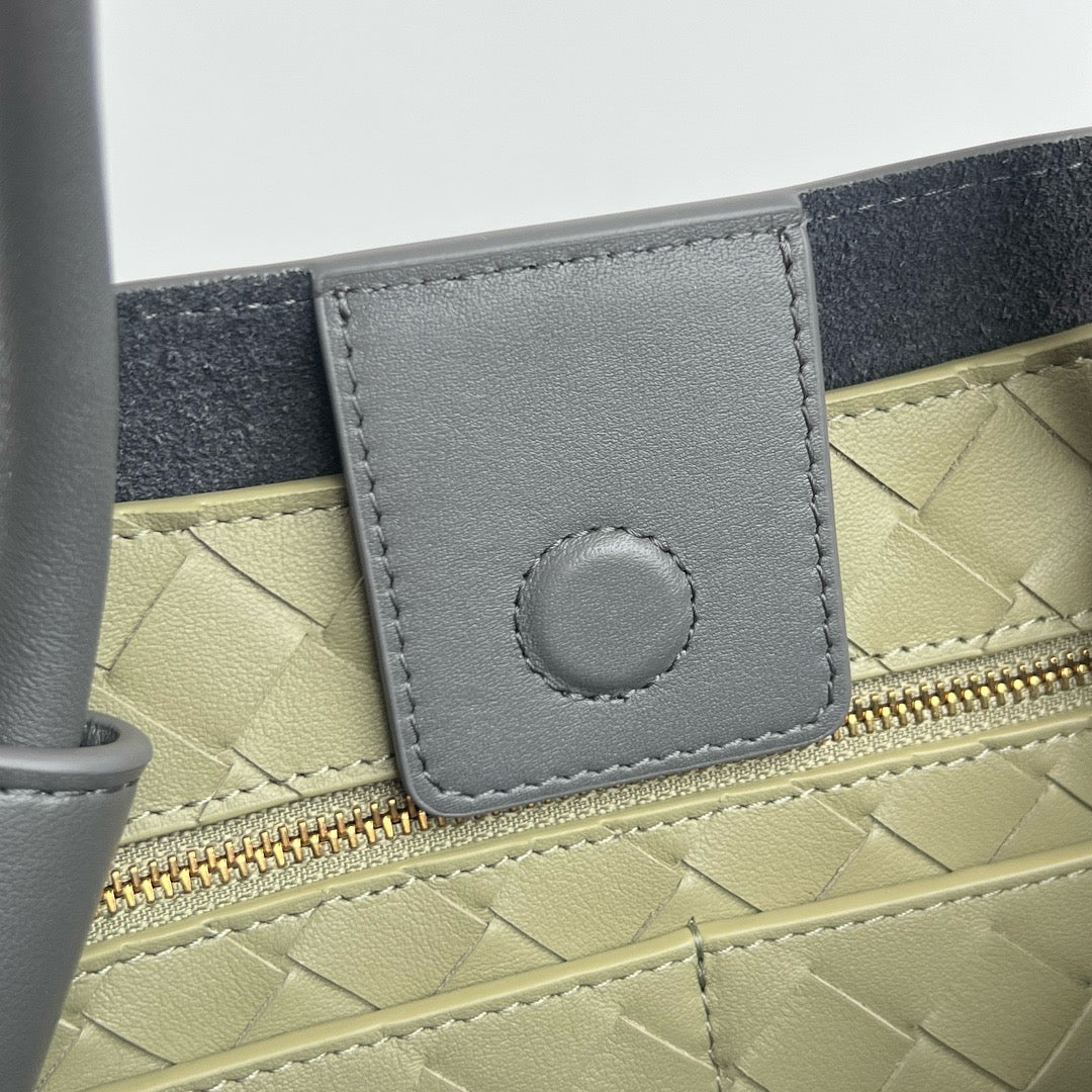 보테가 베네타 스무스 레더 안디아모 미디움