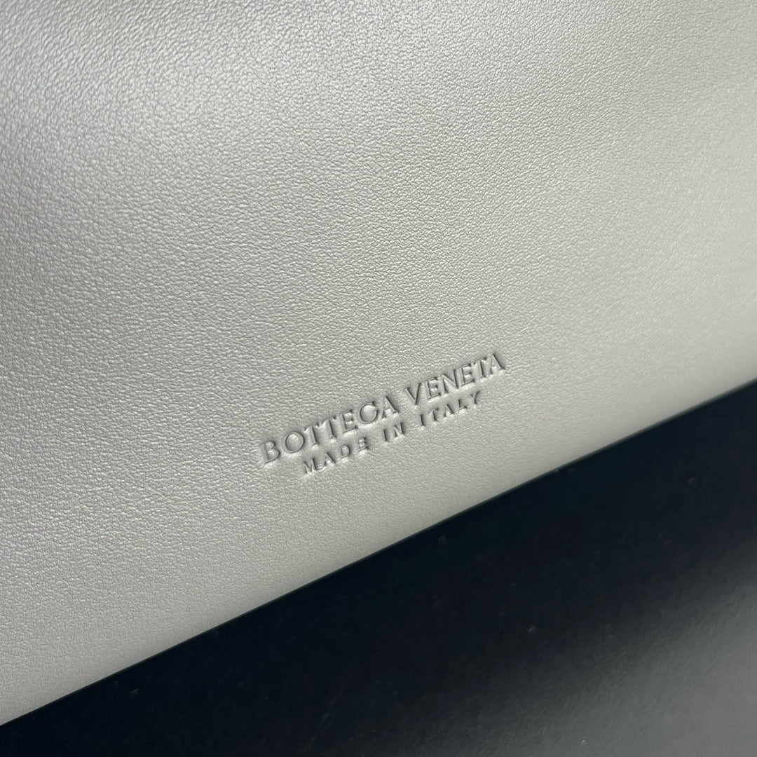 보테가 베네타 스무스 레더 안디아모 미디움