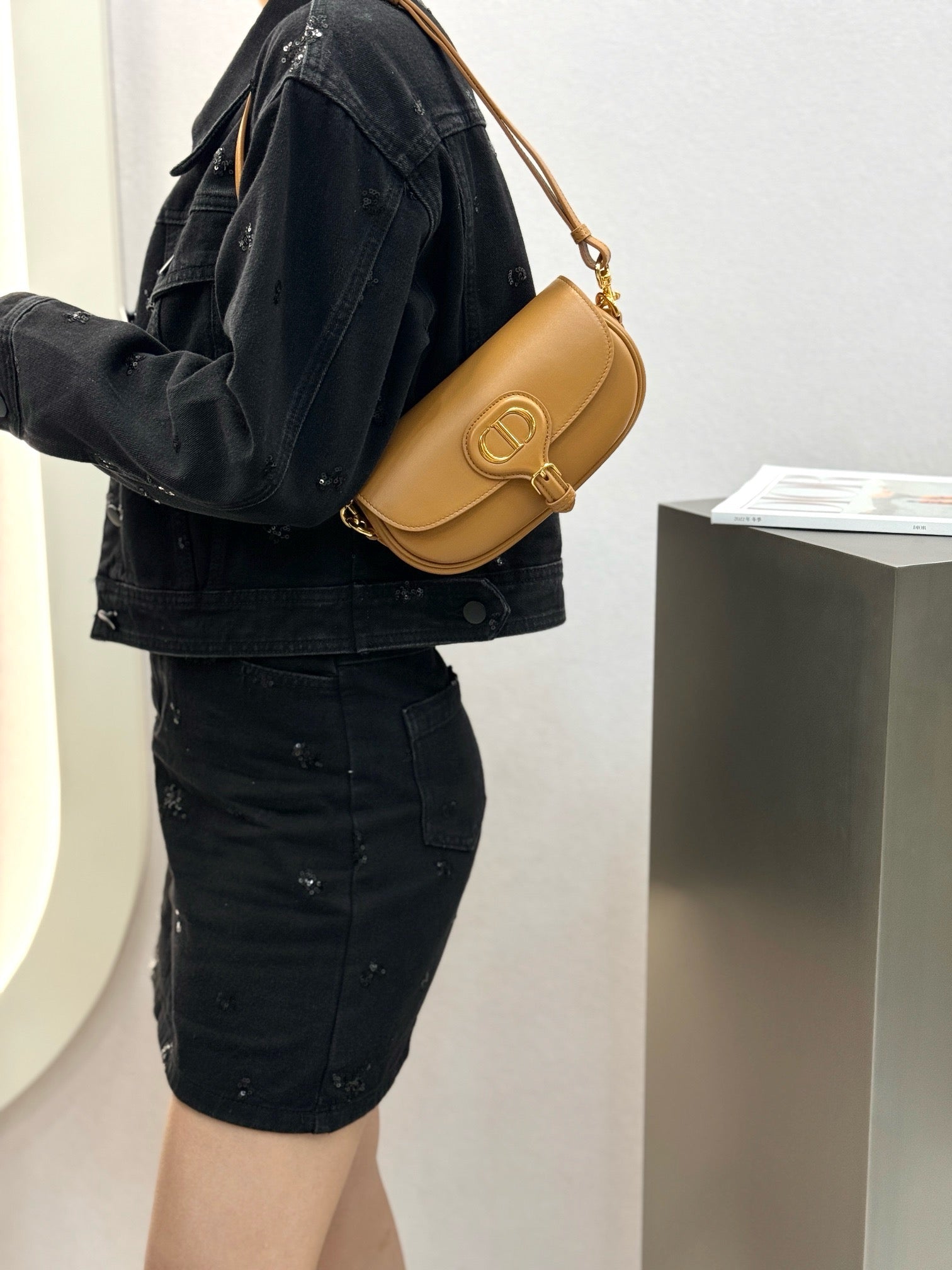 디올 바비백 레더 이스트웨스트