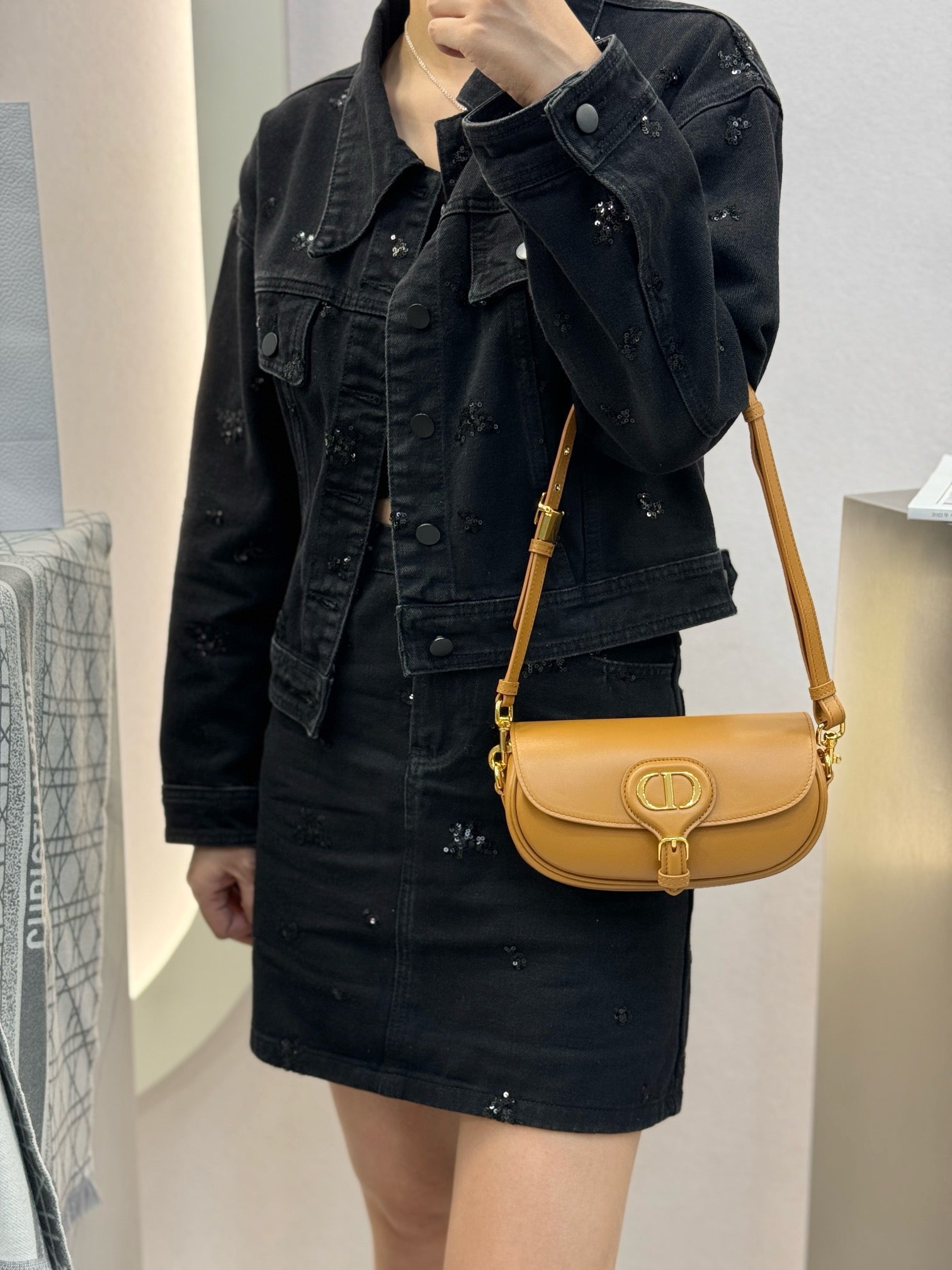 디올 바비백 레더 이스트웨스트