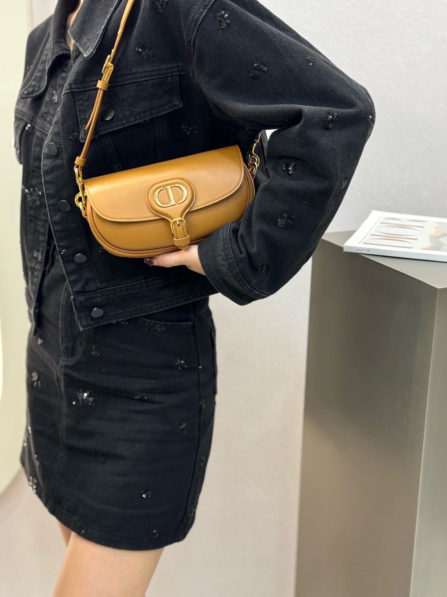 디올 바비백 레더 이스트웨스트